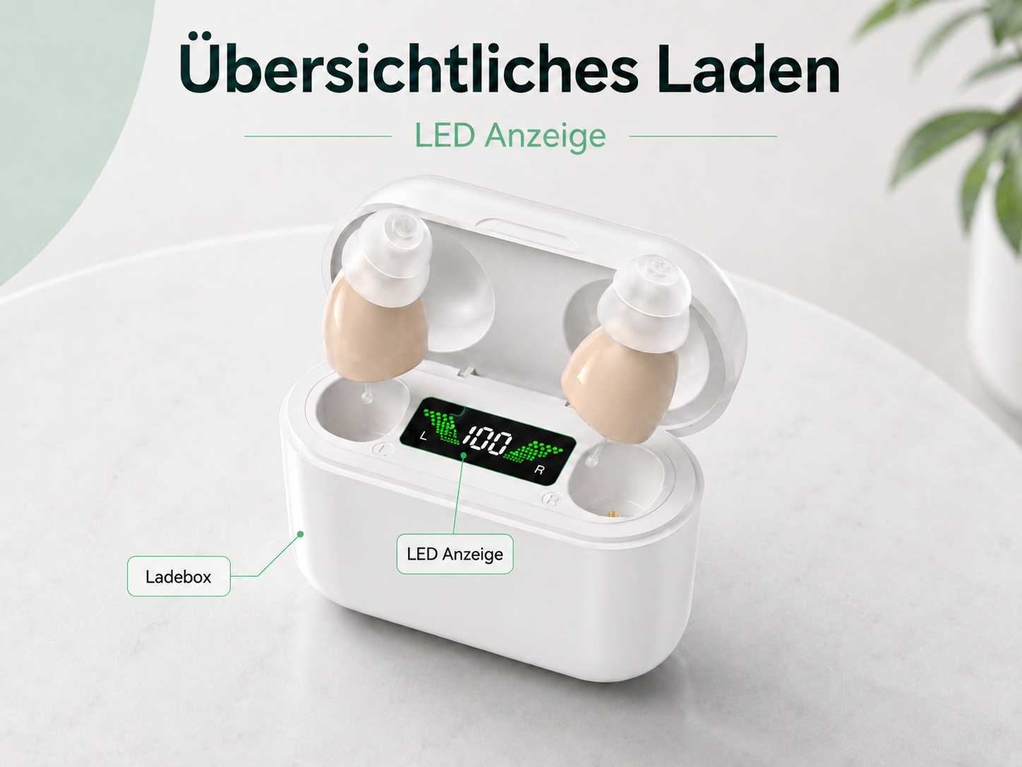 Beige Hörgeräte in einer weißen Ladebox mit digitaler LED-Anzeige.
