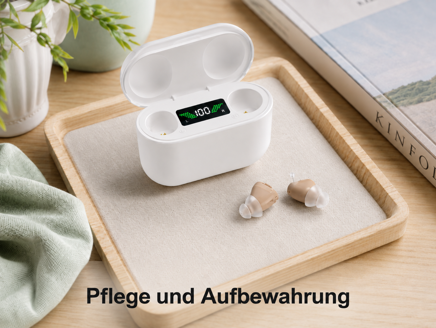 Weiße Ladebox mit digitaler Anzeige und zwei Hörgeräte auf einem Holztablett.