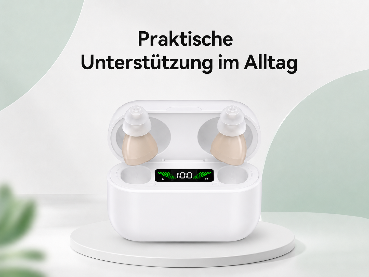 Beige Hörgeräte in einer weißen Ladebox mit digitaler Anzeige auf einem Podest.