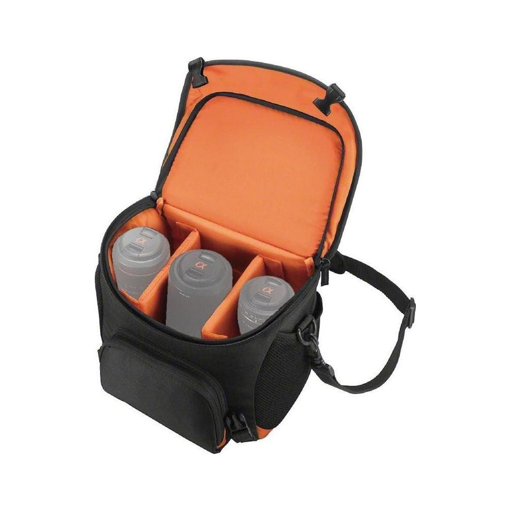 Eine offene schwarze Kameratasche mit leuchtend orangem Innenfutter enthält drei Fächer mit zylindrischen Gegenständen.