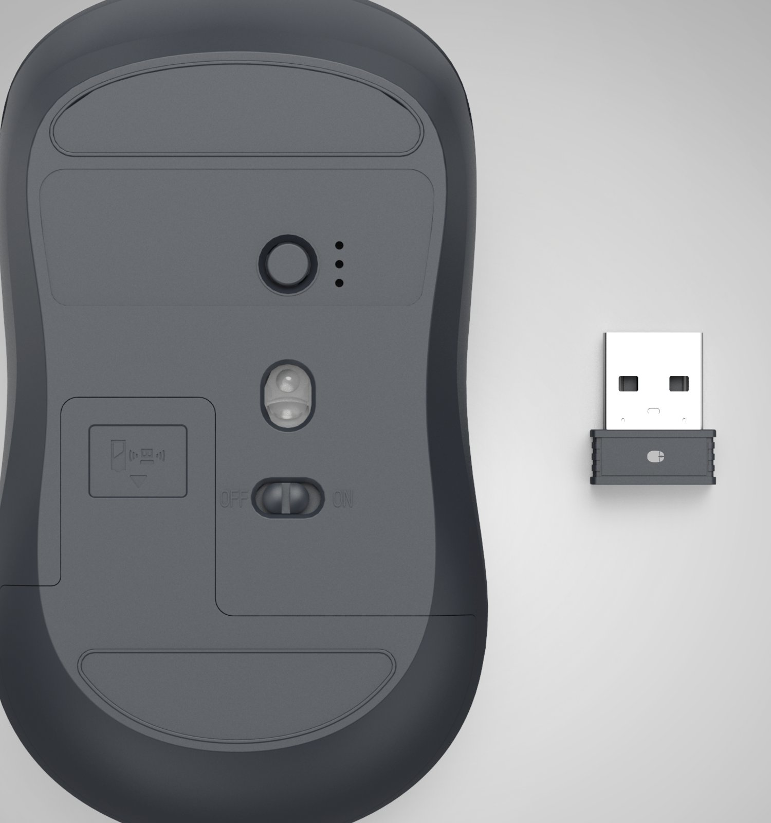 Spód szarej myszy bezprzewodowej z włącznikiem i odbiornikiem USB obok na szarym tle.