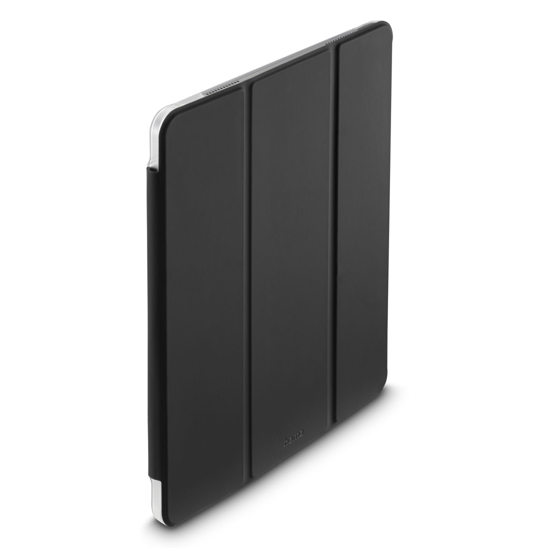 Tablet w zamkniętym czarnym etui z klapką stoi na białym tle.