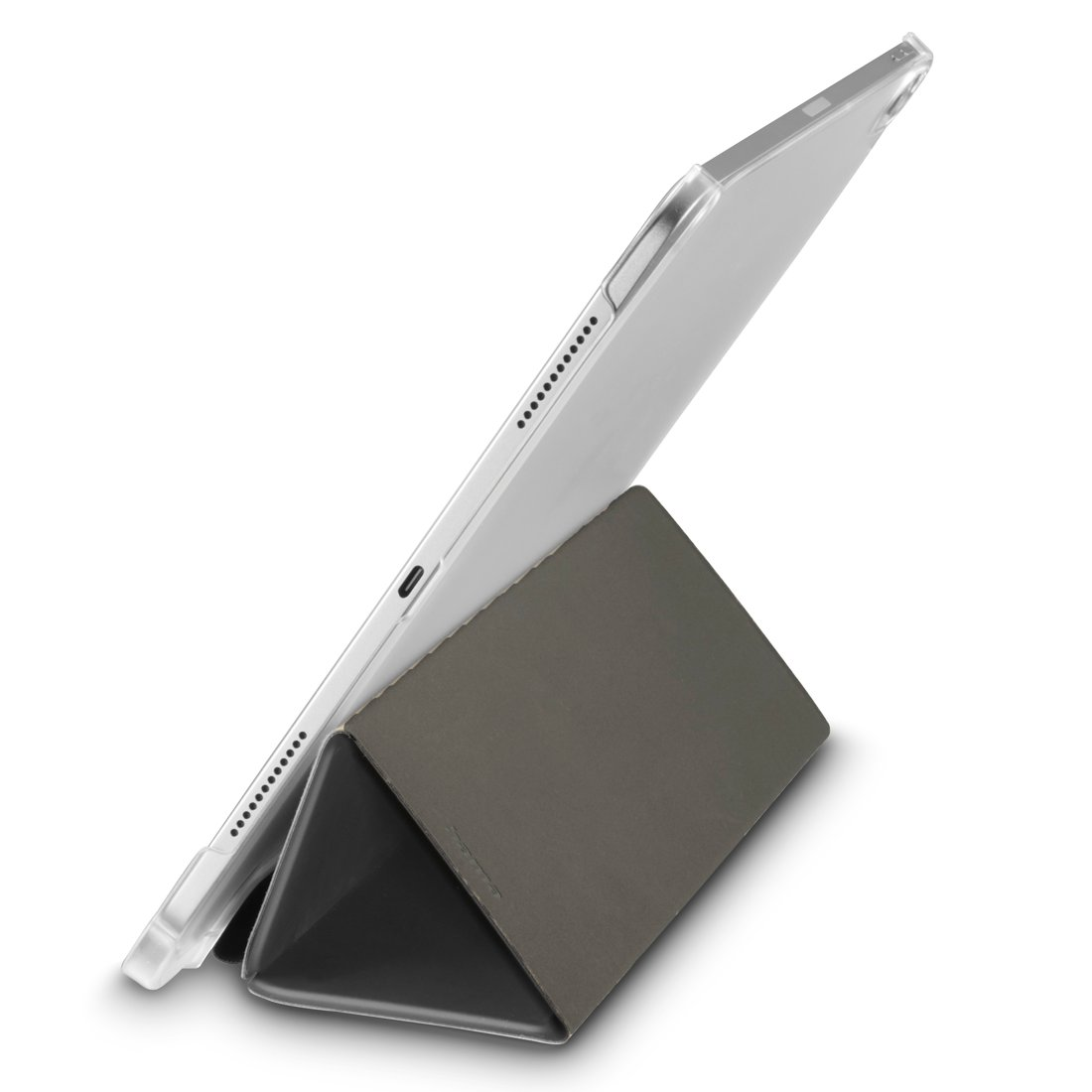 Tablet w przezroczystym etui oparty na szarym trójkątnym stojaku na białym tle.
