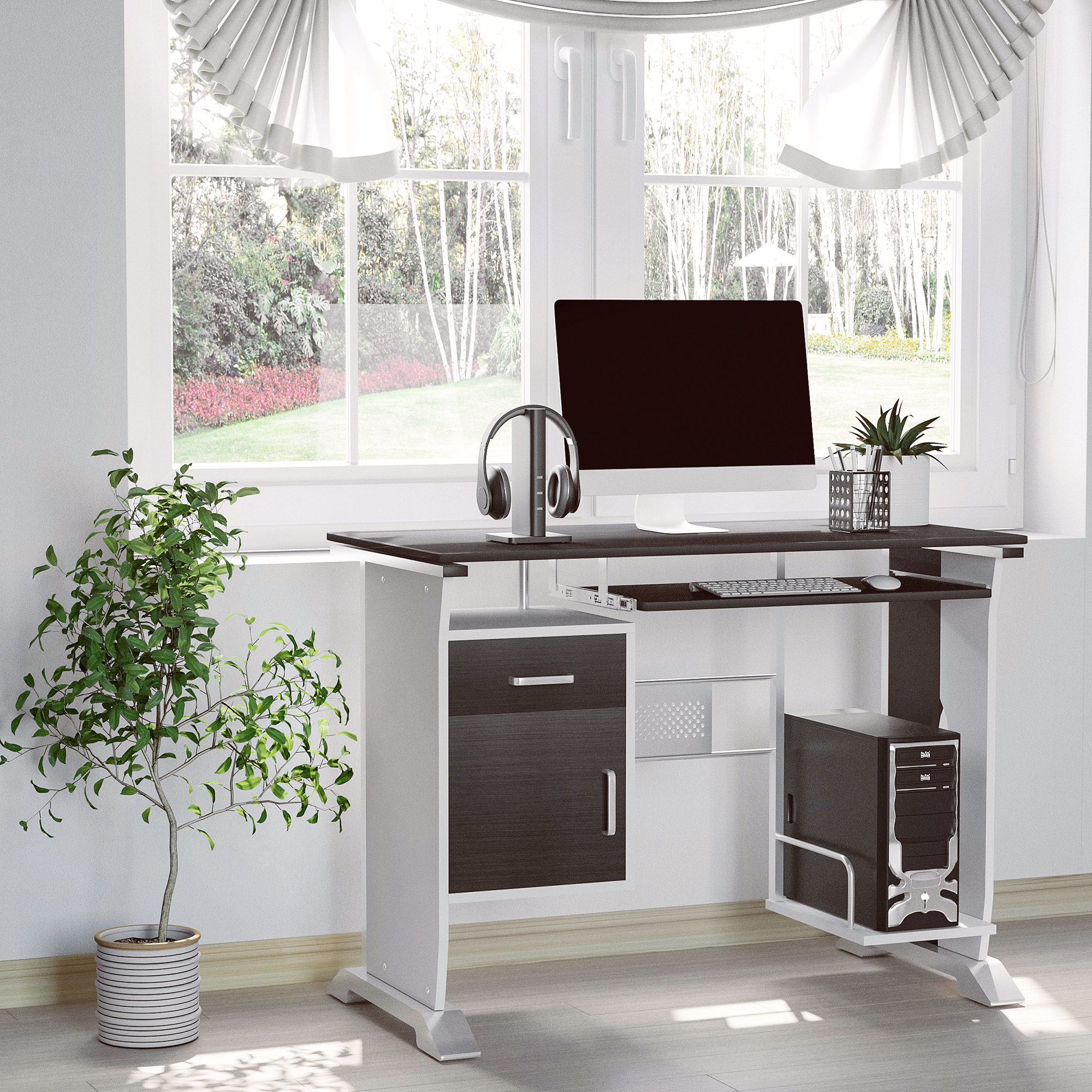 Una moderna scrivania con computer, cuffie e una pianta si trova davanti a una finestra luminosa con giardino.