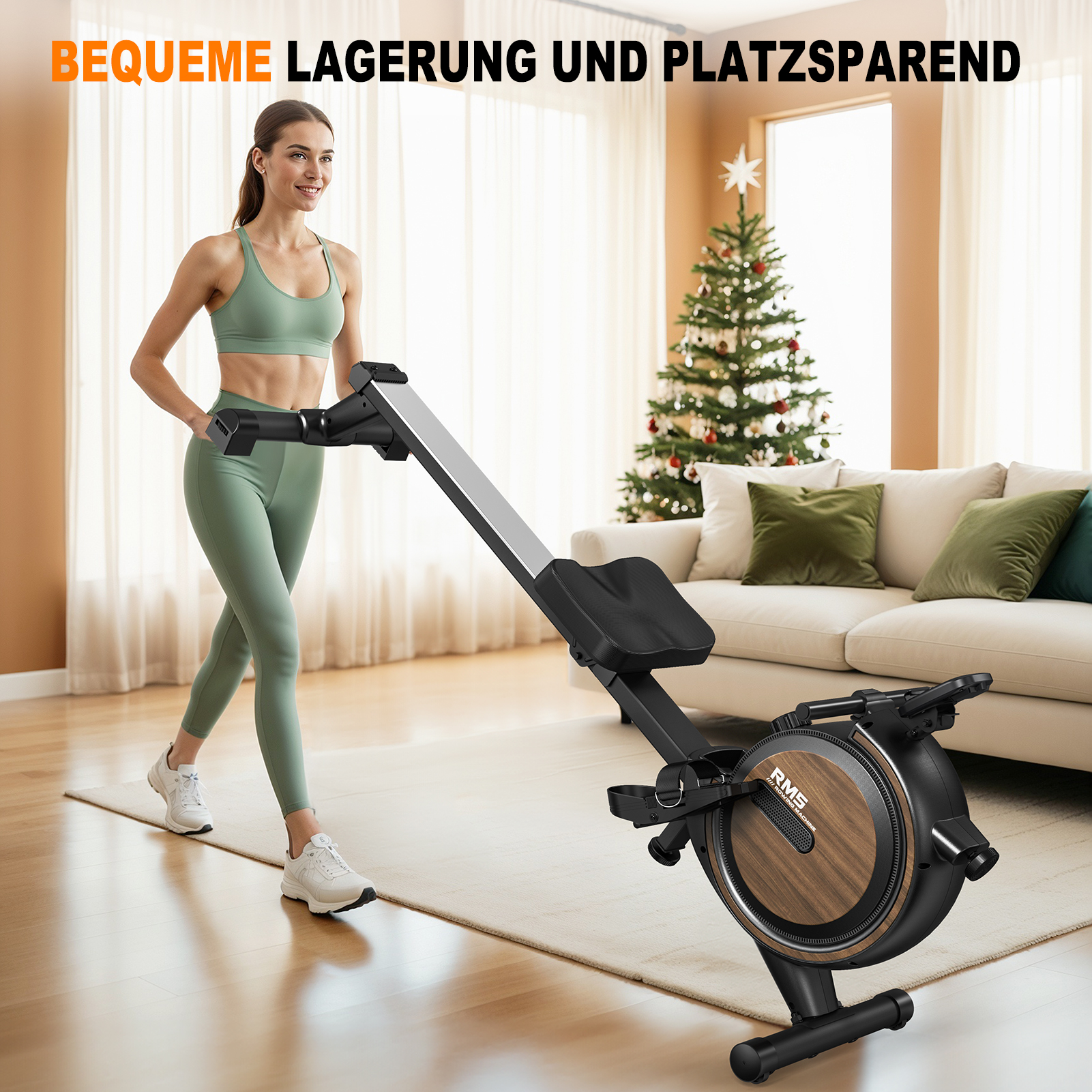 Eine Frau in Sportbekleidung bewegt ein zusammengeklapptes Rudergerät in einem Wohnzimmer mit Weihnachtsbaum.