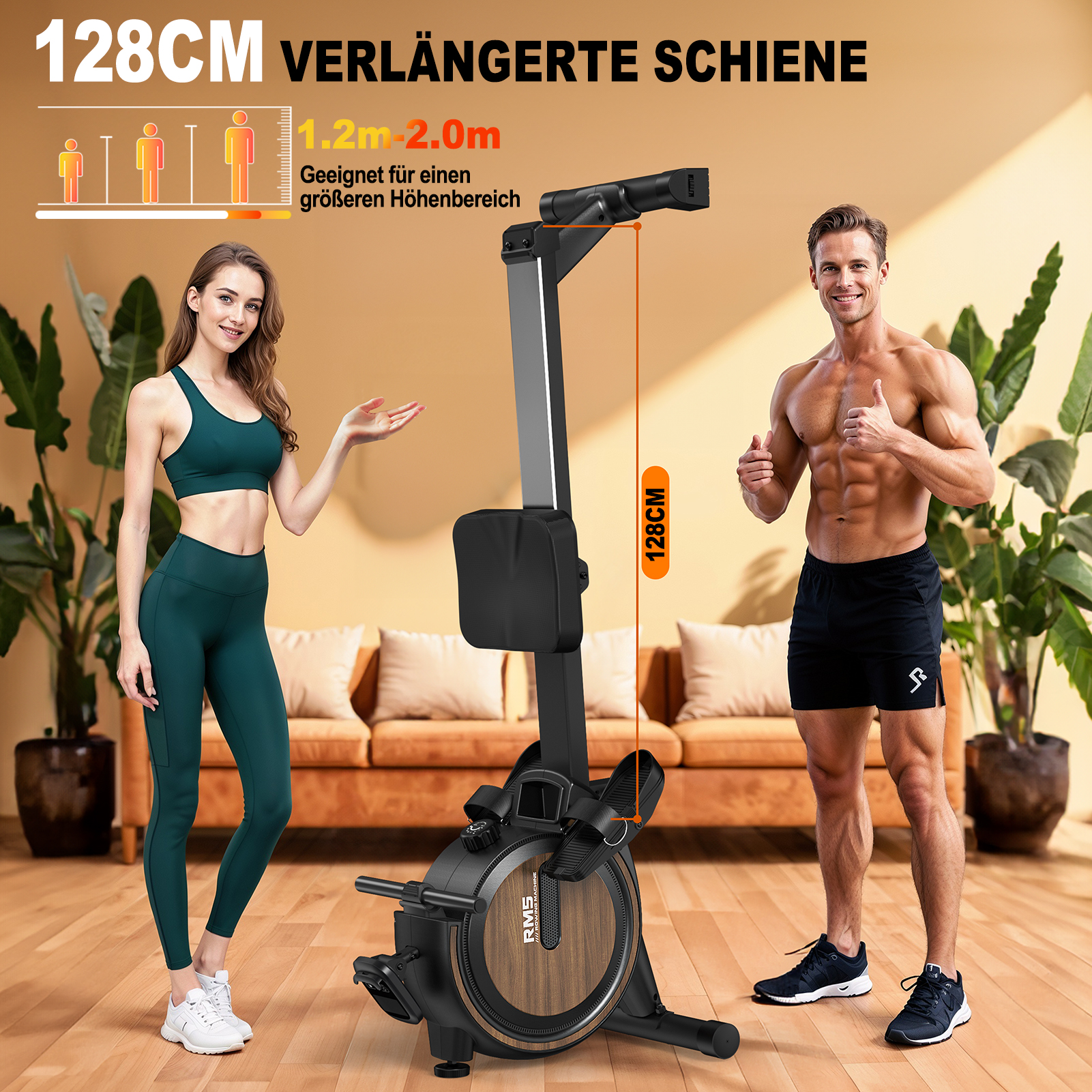 Ein Mann und eine Frau posieren in einem Wohnzimmer neben einem schwarzen Rudergerät.