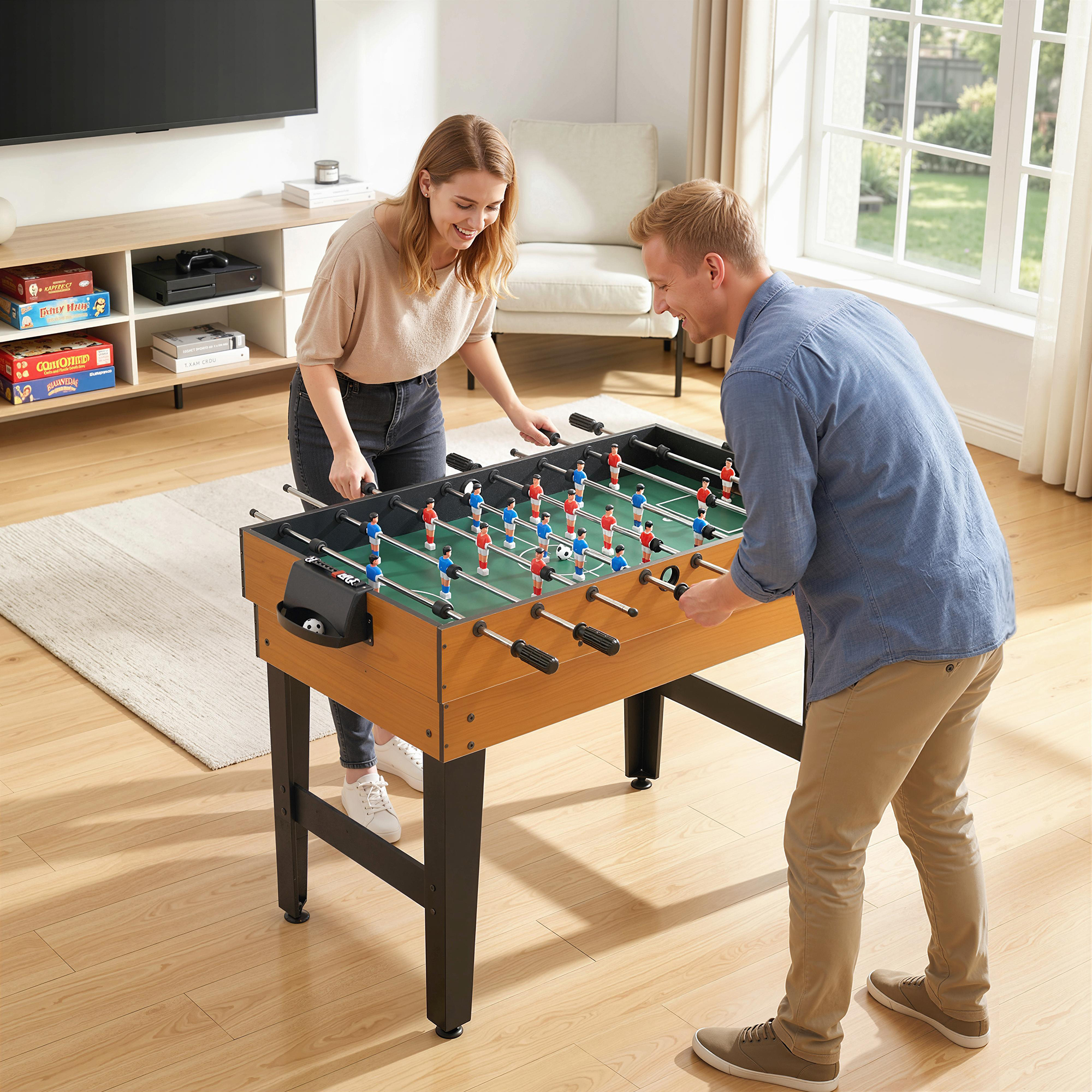 Una pareja joven juega feliz al futbolín en una sala de estar luminosa y moderna.