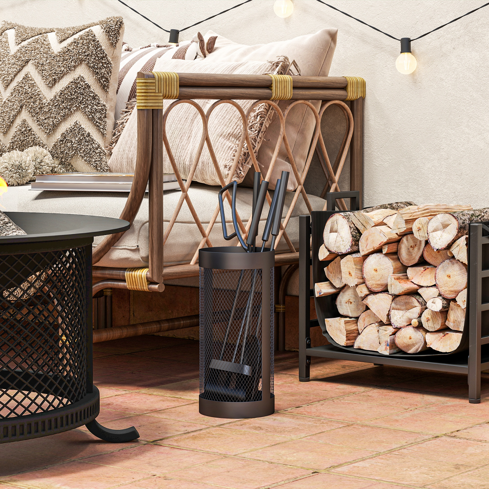 Terraza acogedora con leñero, herramientas de chimenea y sofá de ratán.