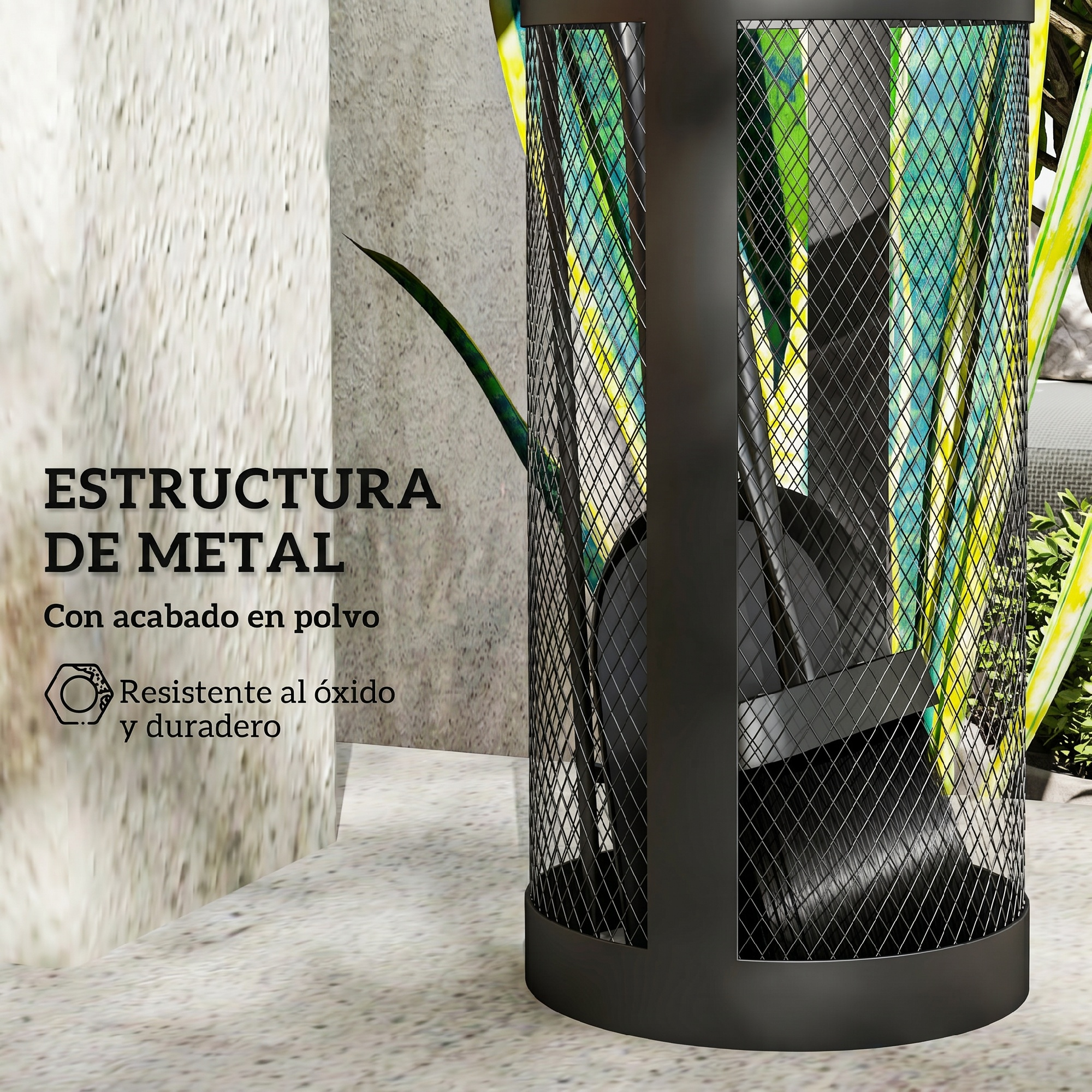 Soporte de metal negro con malla con recubrimiento en polvo que contiene herramientas para chimenea.