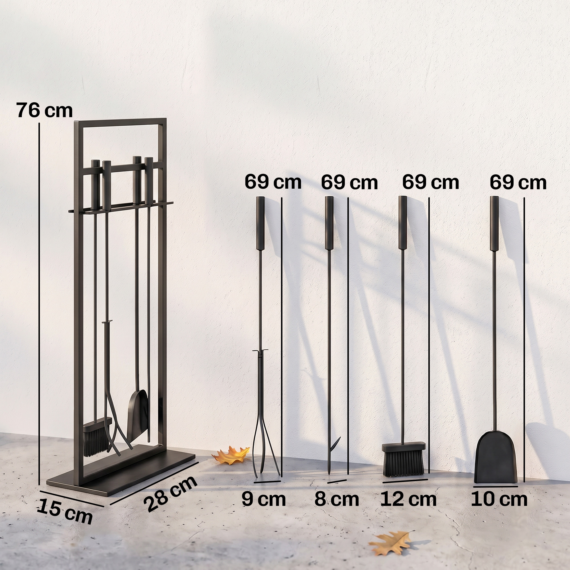 Un juego de herramientas para chimenea negro con soporte, tenazas, cepillo y pala, con medidas.