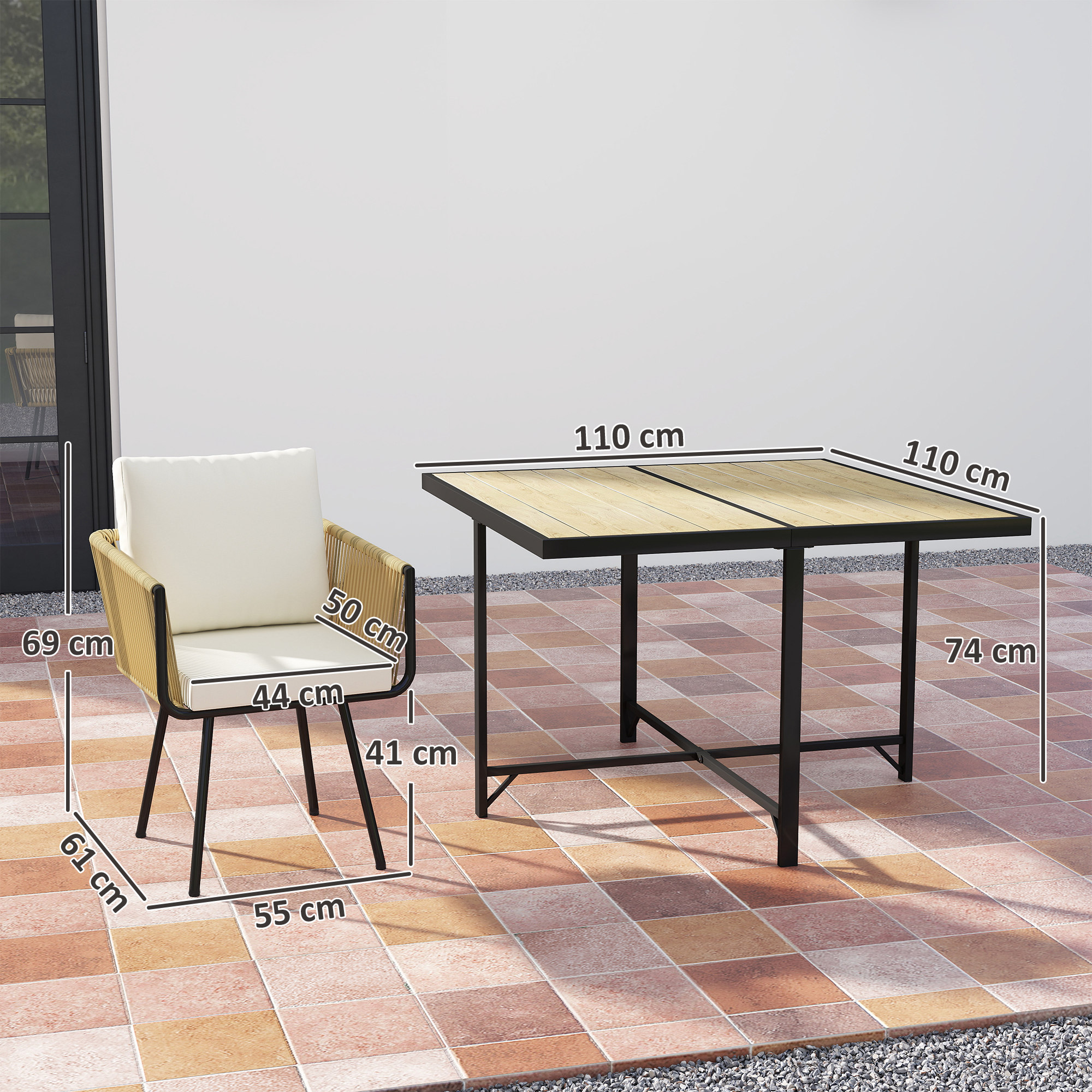 Conjunto de patio con sillón tejido con cojines blancos y mesa cuadrada de madera con estructura de metal negro, con cotas.