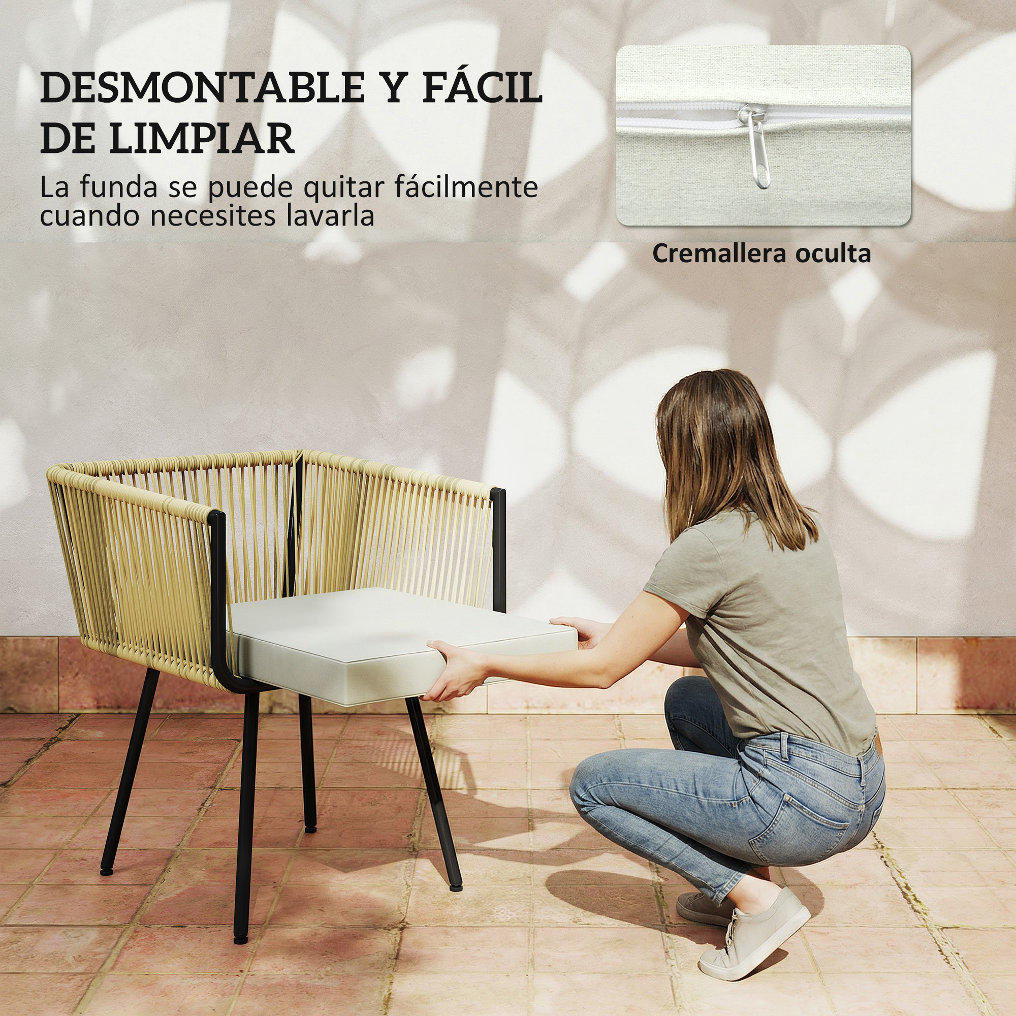 Una mujer coloca un cojín en un sillón de cuerda para exteriores.