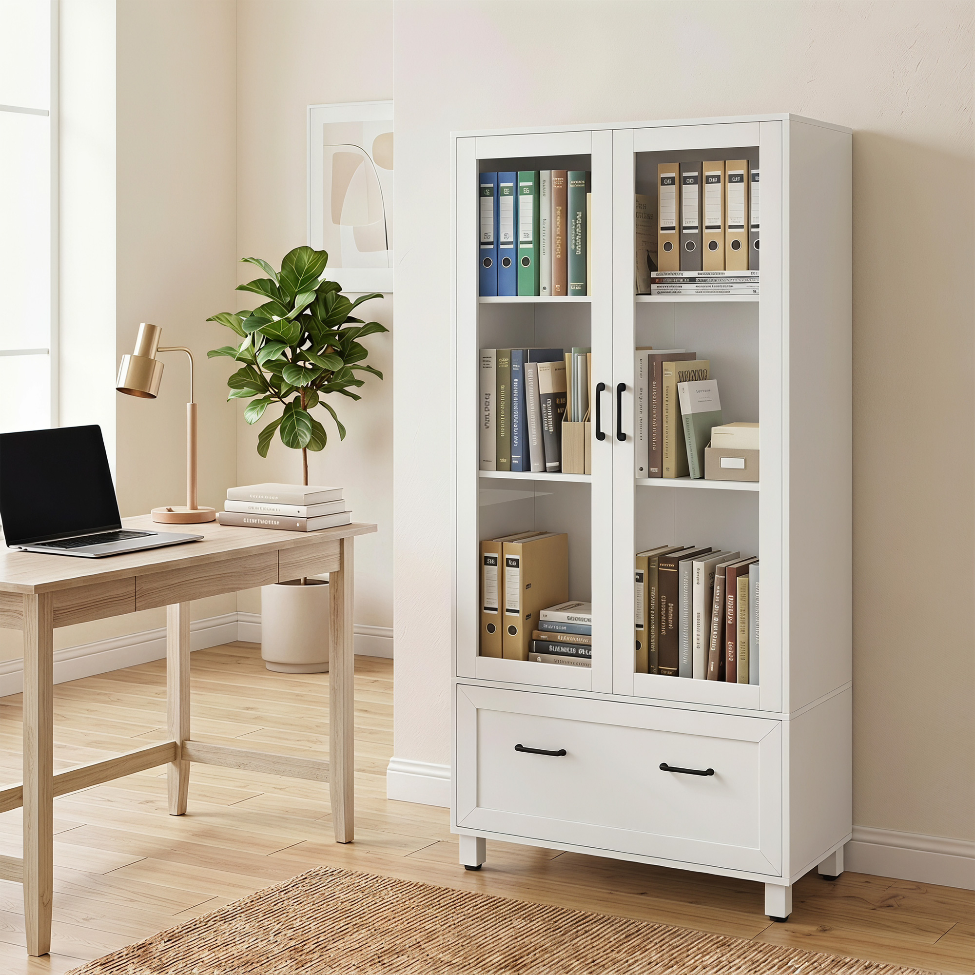 Una vitrina blanca con libros, junto a un escritorio de madera clara con portátil y lámpara en una habitación luminosa.