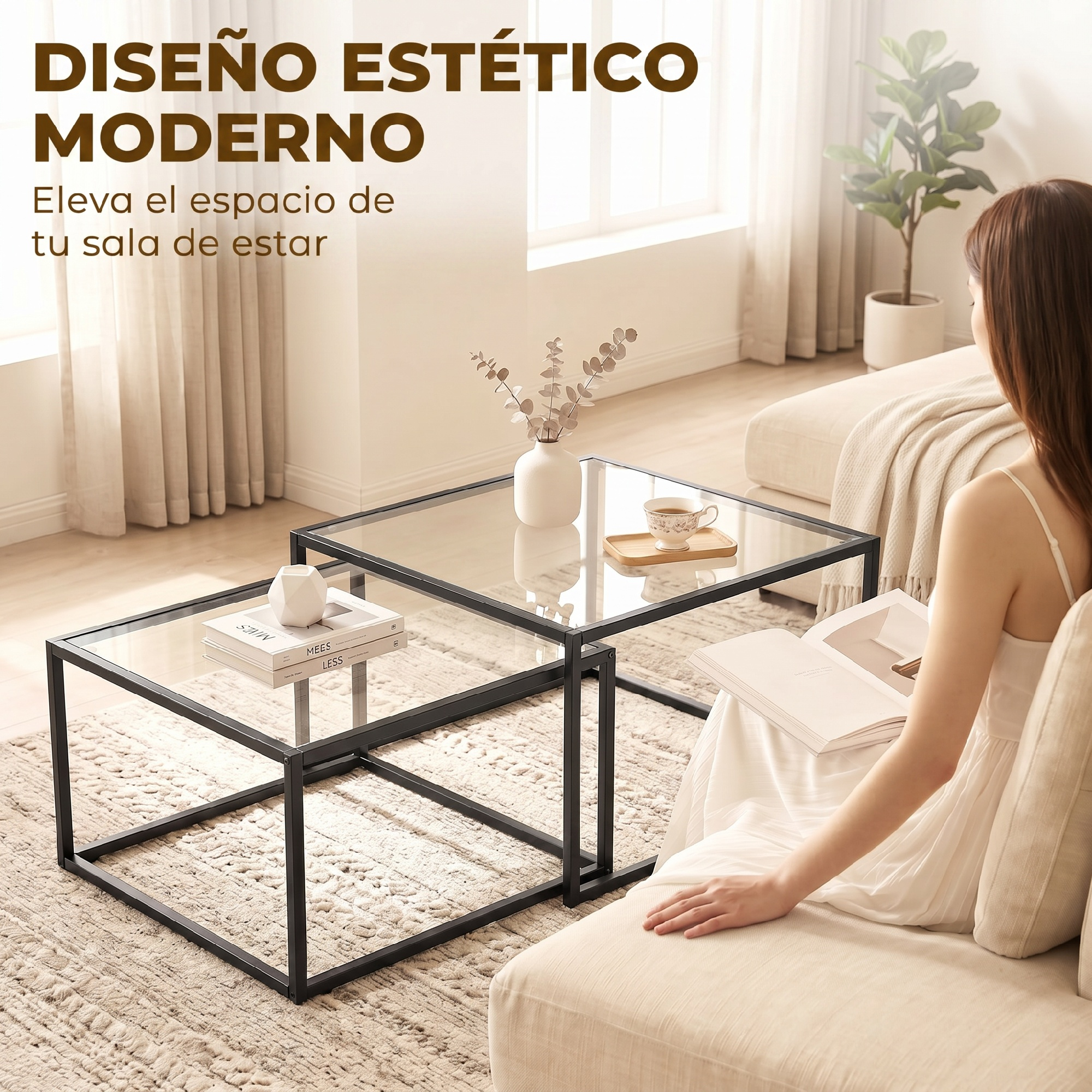 Una mujer se sienta en un sofá beis leyendo en una sala luminosa con mesas de cristal.
