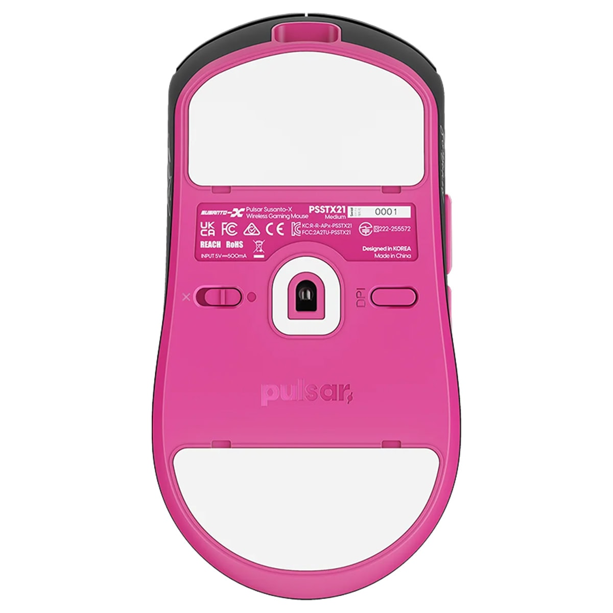 Beyaz kaydırma pedleri, sensör, güç anahtarı, DPI tuşu ve etiketleri olan pembe kablosuz oyuncu mouse'unun alt kısmı.