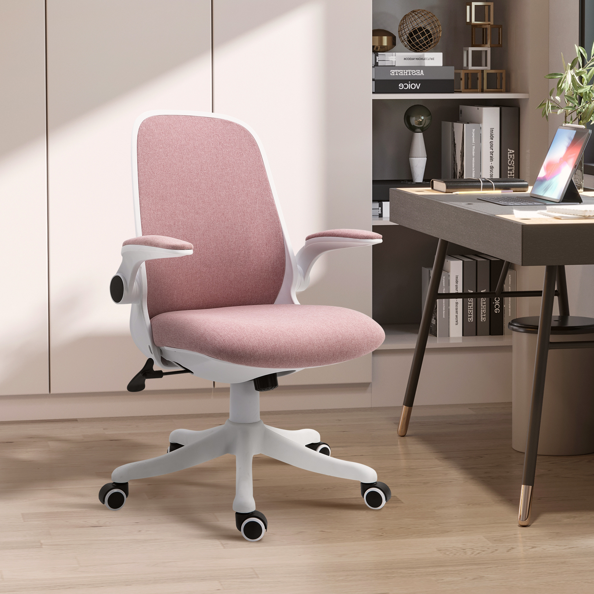 Una sedia da ufficio ergonomica rosa con struttura bianca davanti a una scrivania.