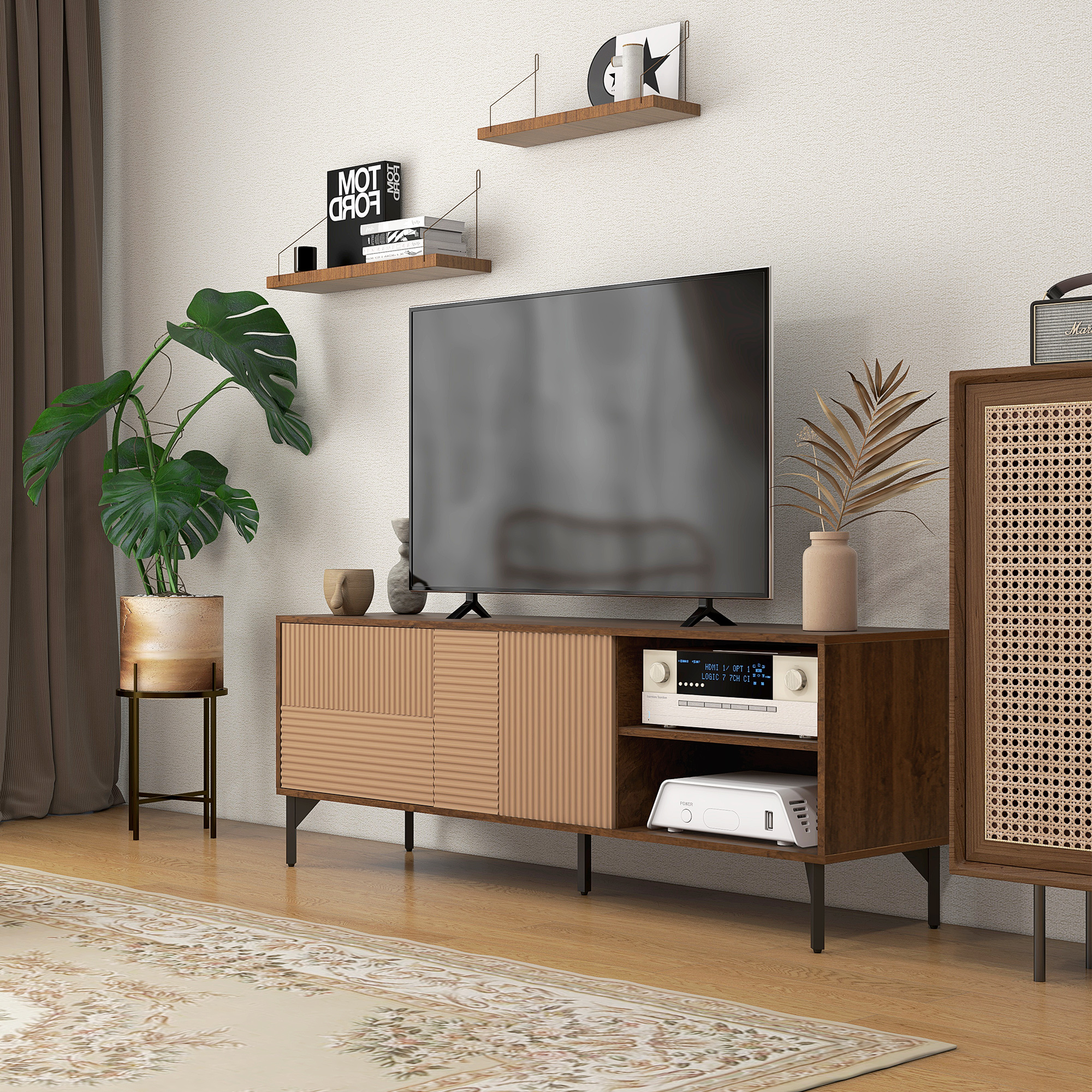 Soggiorno con TV su mobile in legno, pianta in vaso, mensole e tappeto beige.