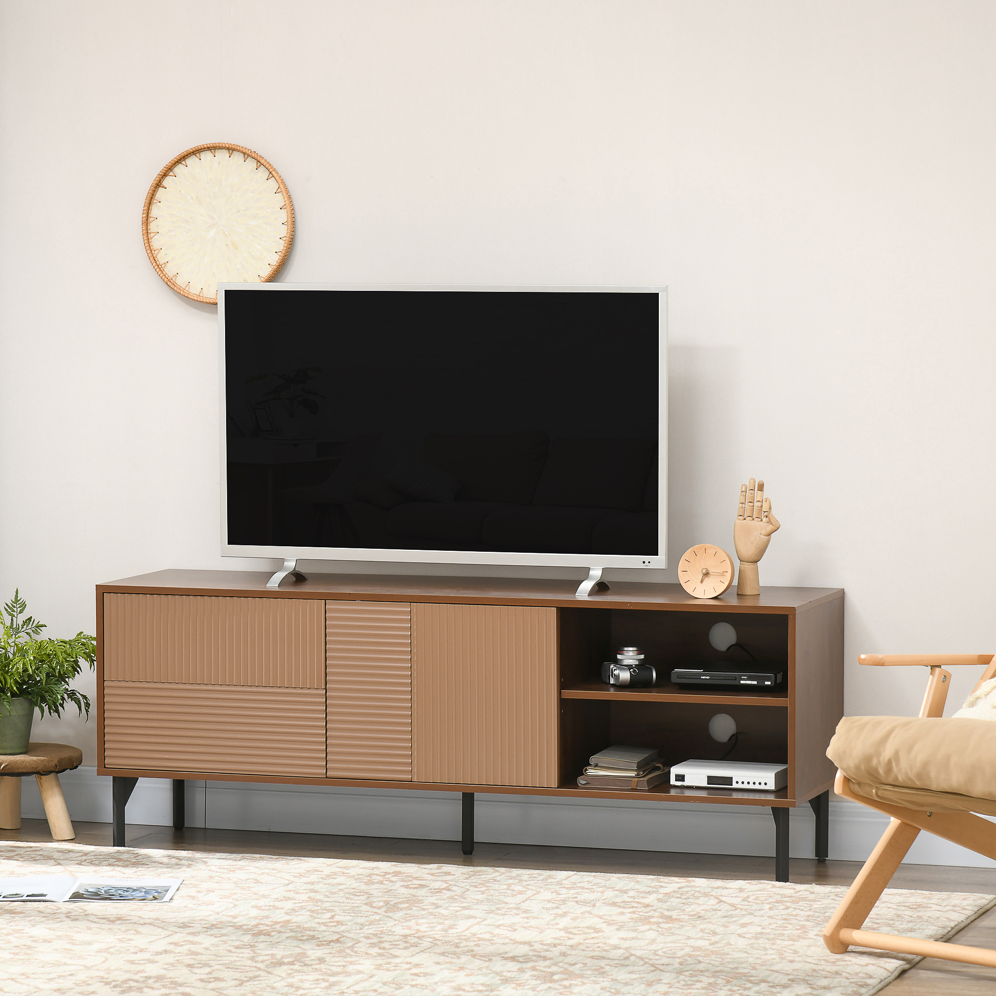 Un mobile TV in legno con ante e ripiani aperti sostiene una TV, con pianta e sedia vicine.