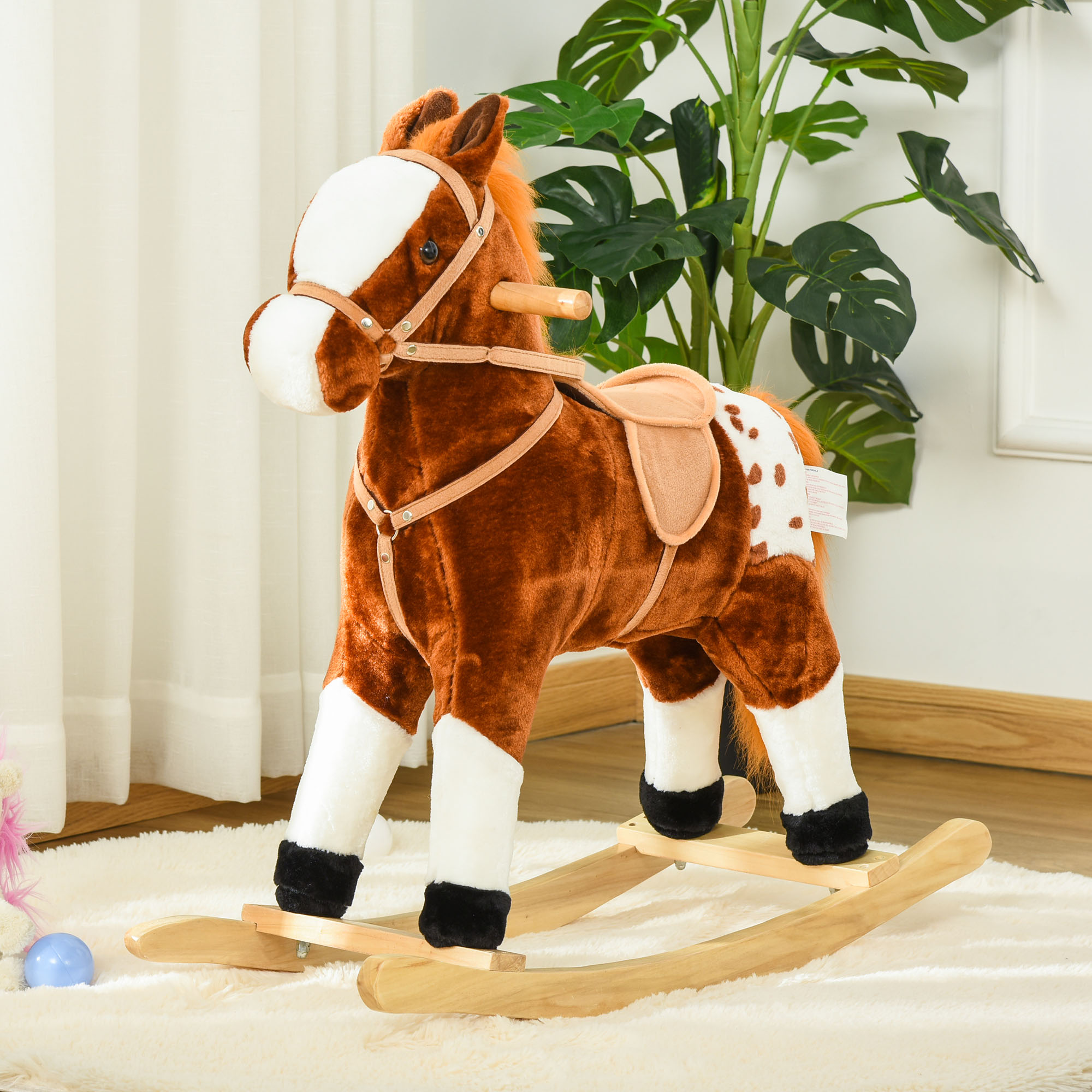 Un cavallo a dondolo di peluche marrone con muso, zoccoli e sella bianchi su pavimento in legno.