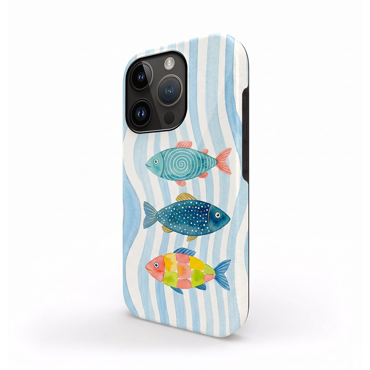 Una funda de móvil con olas verticales azules y tres ilustraciones de peces coloridos sobre fondo blanco.