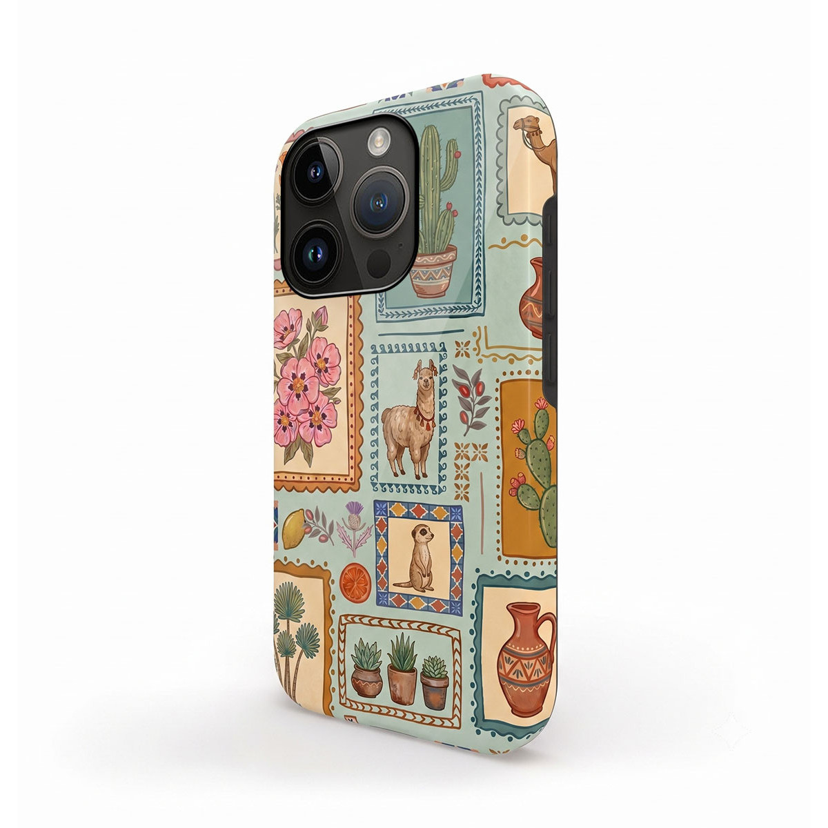 Funda de móvil con patrón de sellos, cactus, flores rosas, una alpaca, un suricata y cerámica.