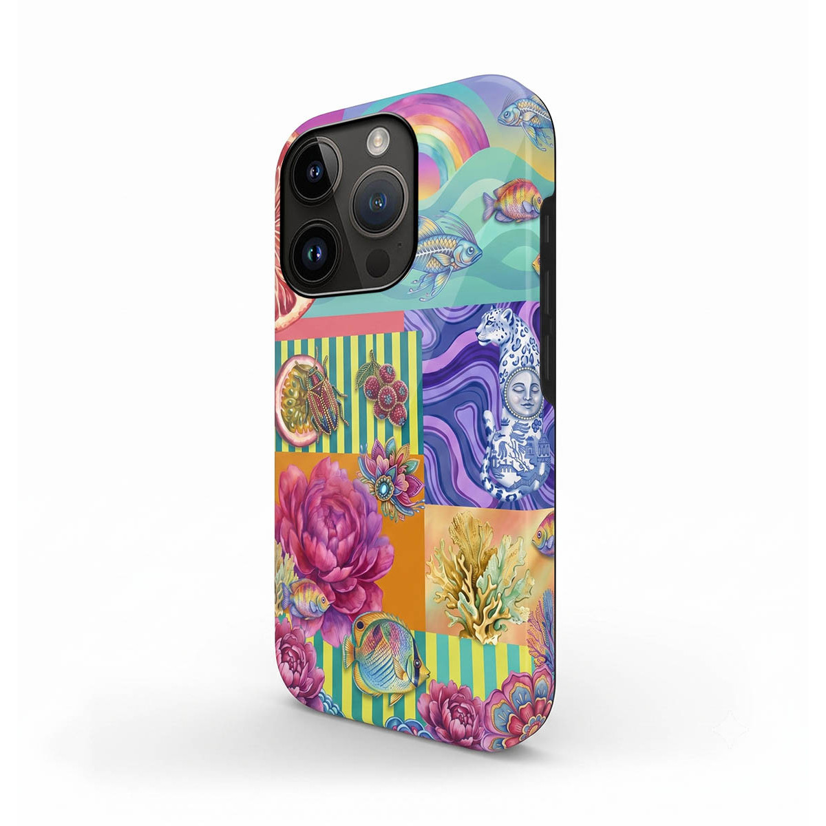 Funda de móvil colorida con un collage de peces, flores, un leopardo y patrones abstractos.