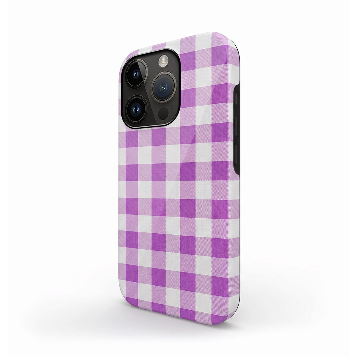 Una funda de smartphone con patrón de cuadros vichy morados y blancos, con módulo de cámara.