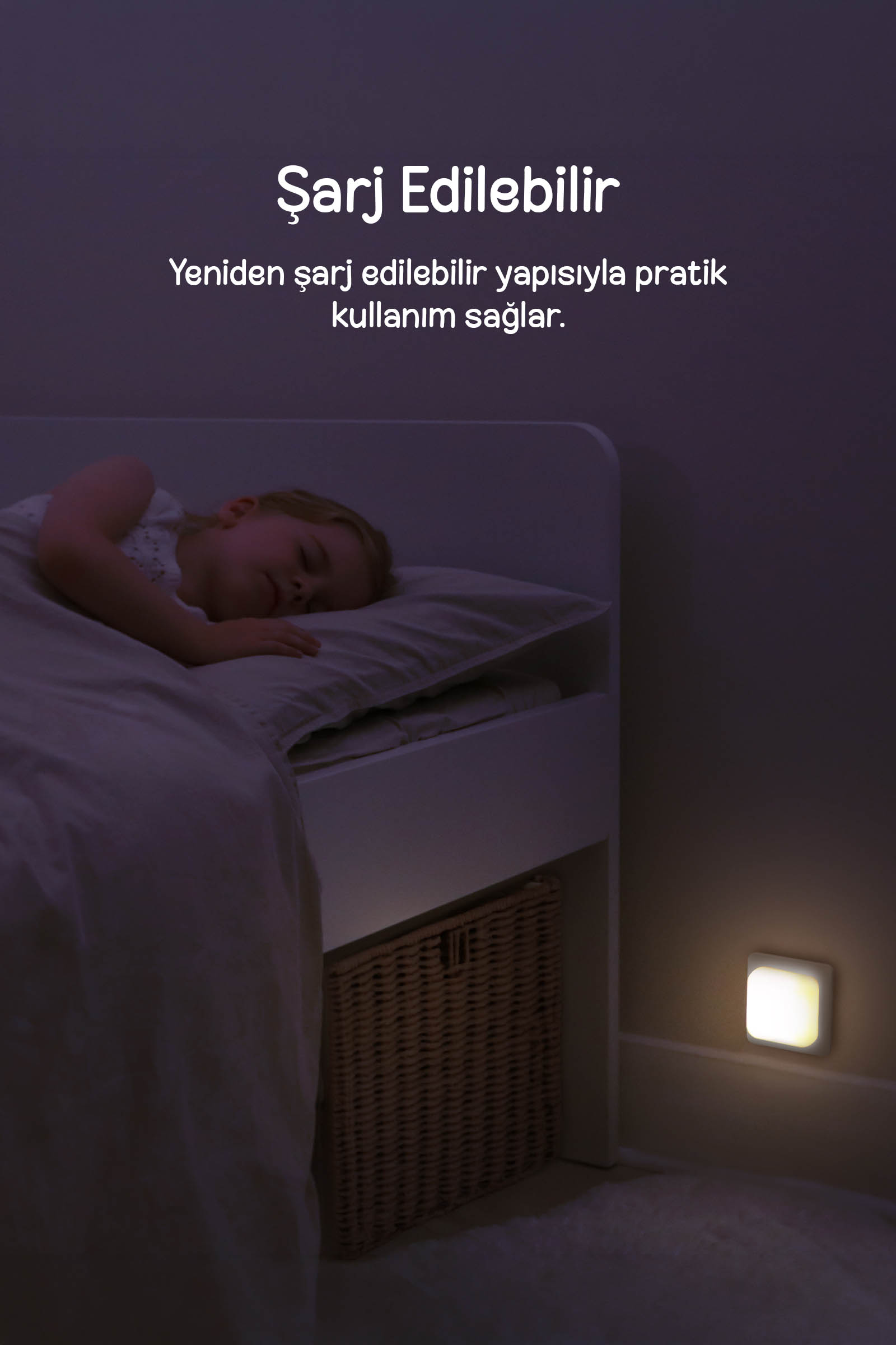 Duvarında küçük bir gece lambası yanan yatakta uyuyan bir çocuk.