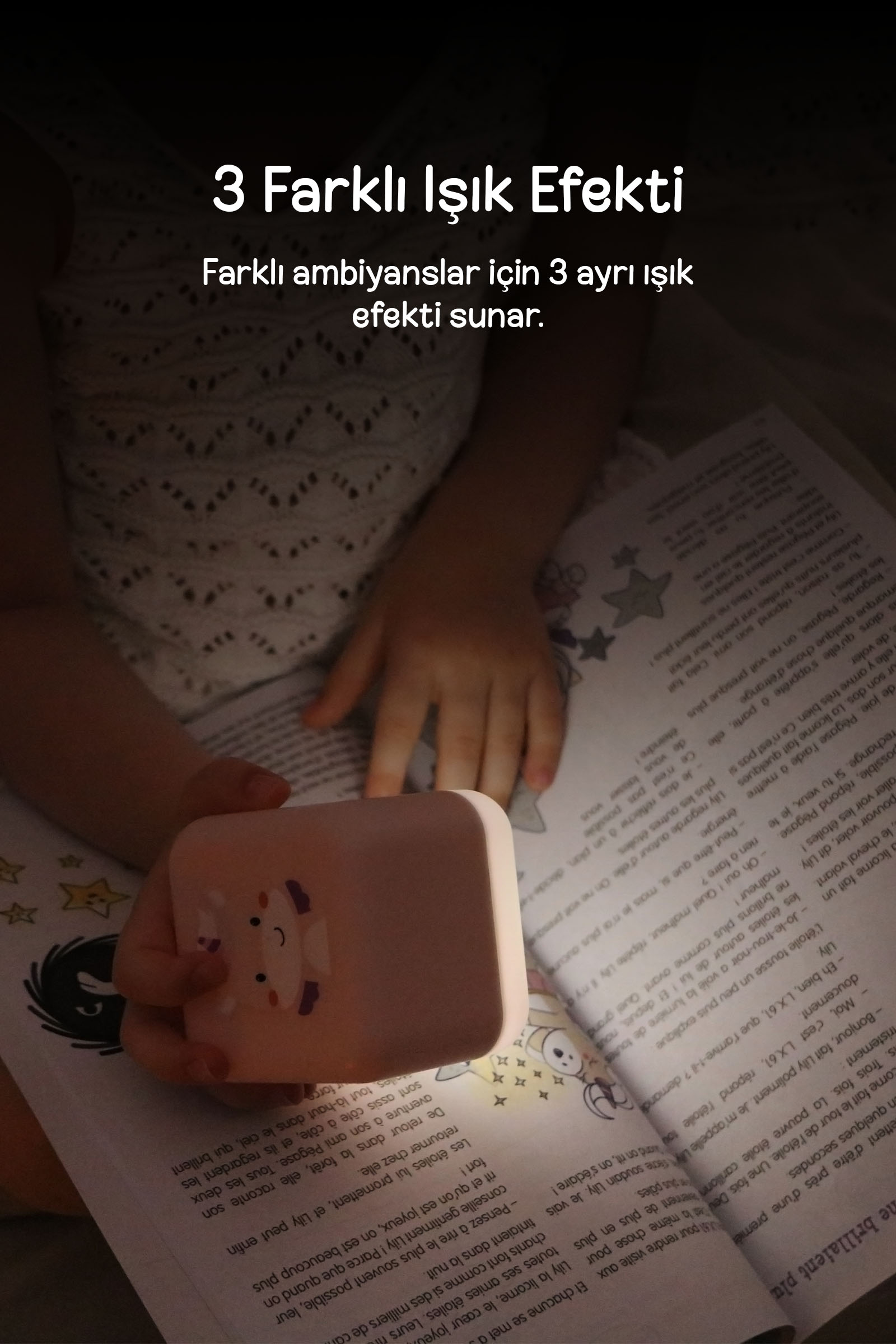 Bir çocuk yatakta küçük, parlayan pembe bir ışık tutarak kitap okuyor.
