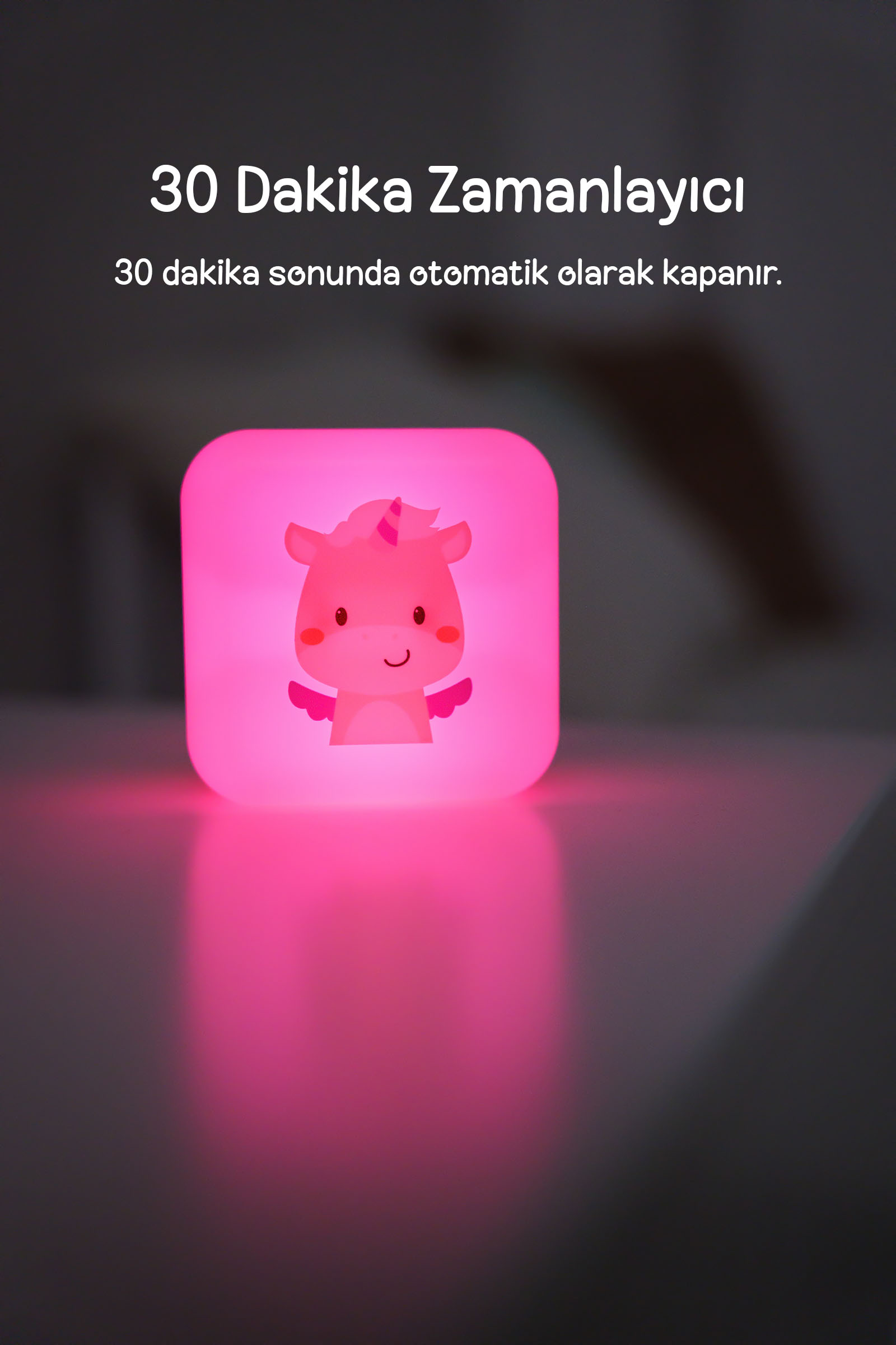 Pembe renkli, üzerinde tek boynuzlu at illüstrasyonu olan kare gece lambası.