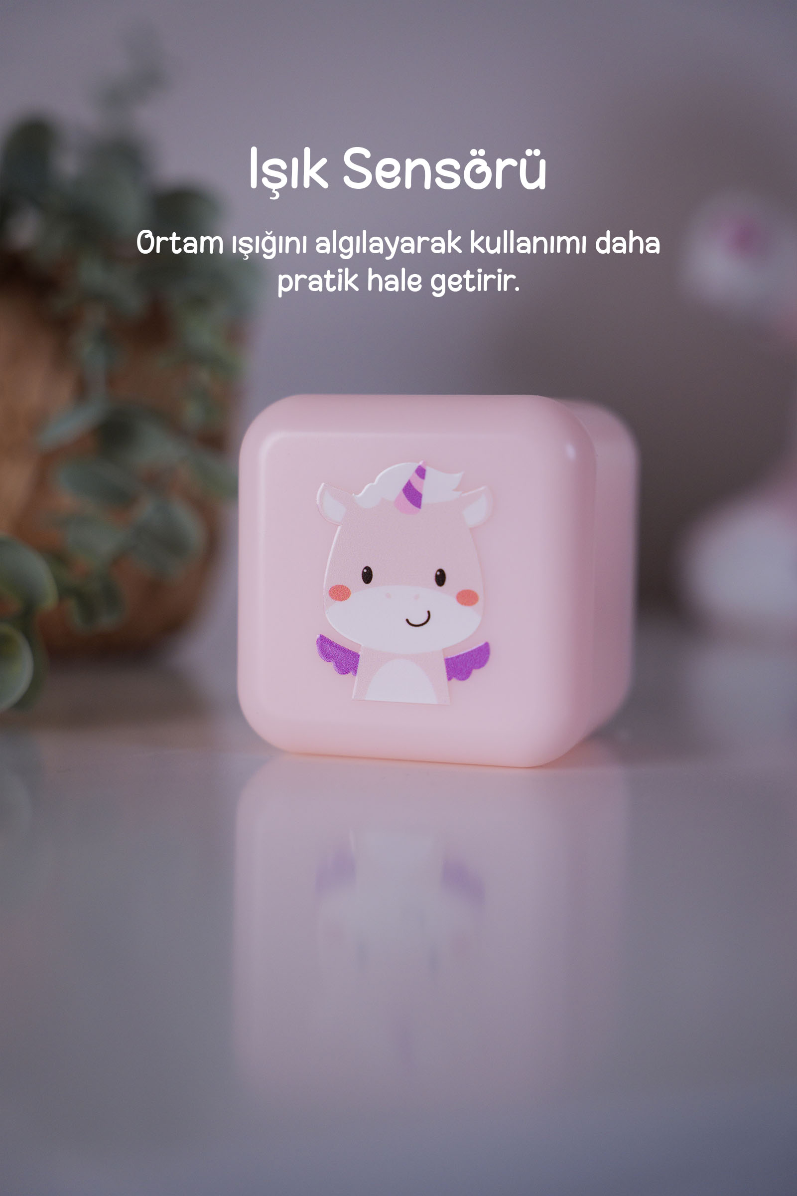 Üzerinde sevimli bir tek boynuzlu at illüstrasyonu olan pembe küp.