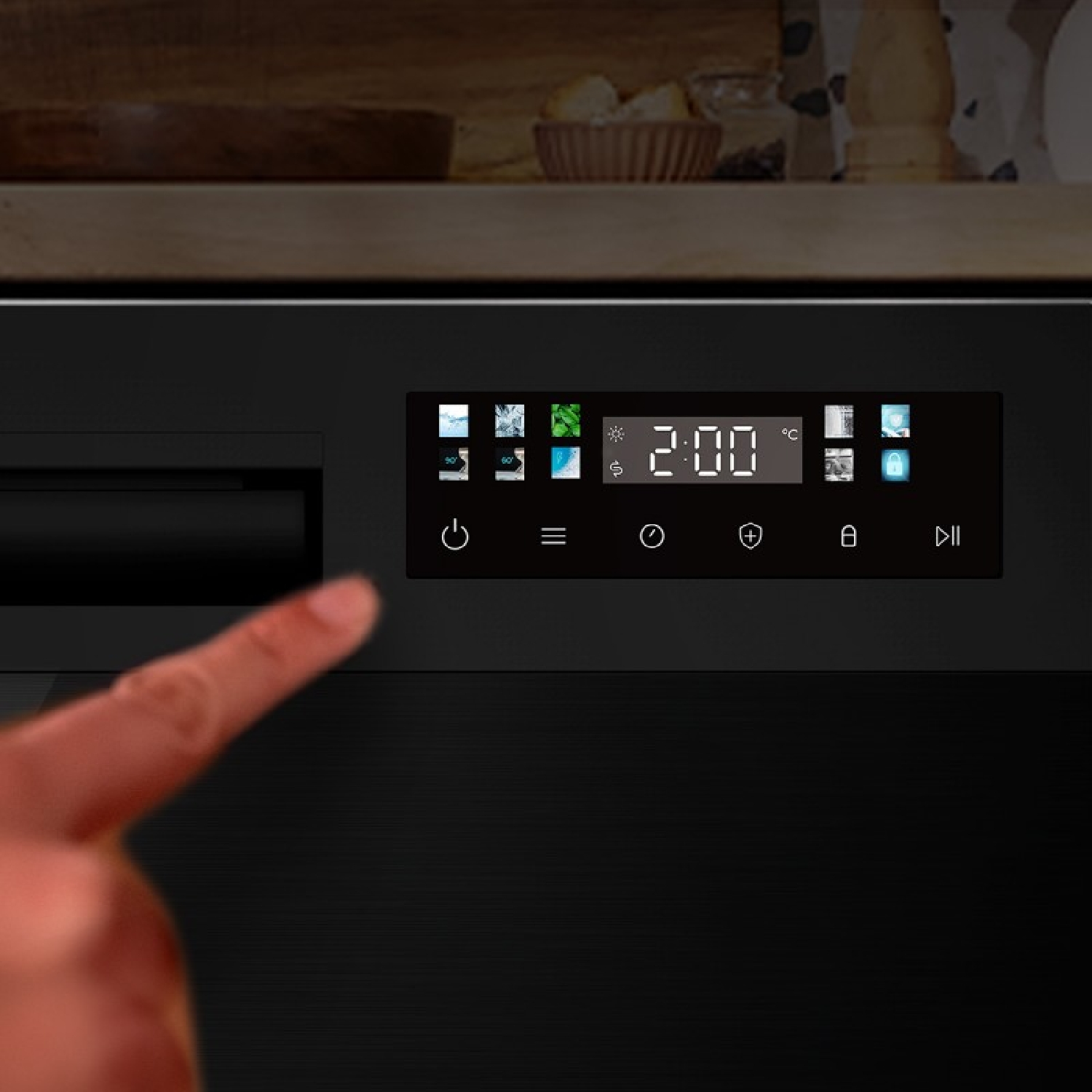 Un dedo apunta al panel de control iluminado de un lavavajillas negro en una cocina.