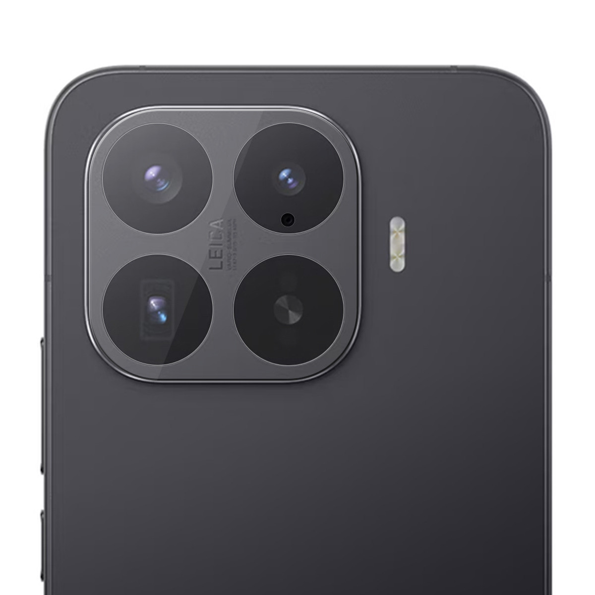 Primer plano de la parte trasera de un móvil oscuro con módulo de cuatro cámaras, marca Leica y doble flash.