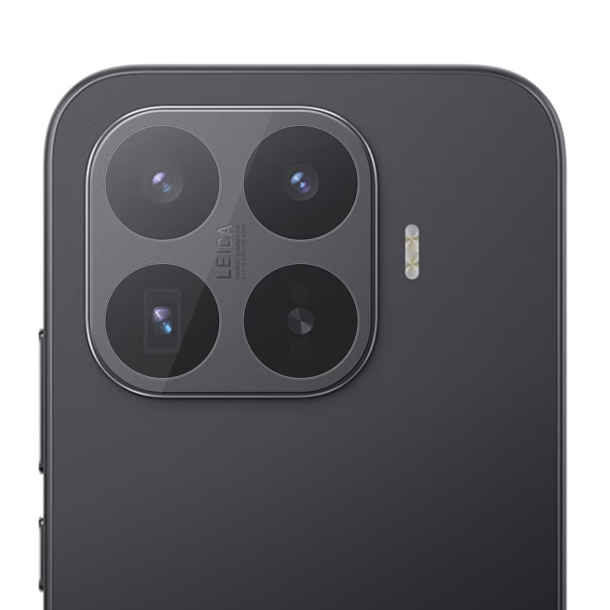 Parte trasera de un smartphone gris oscuro con un gran módulo de cámara cuadrado, cuatro lentes y la marca Leica.