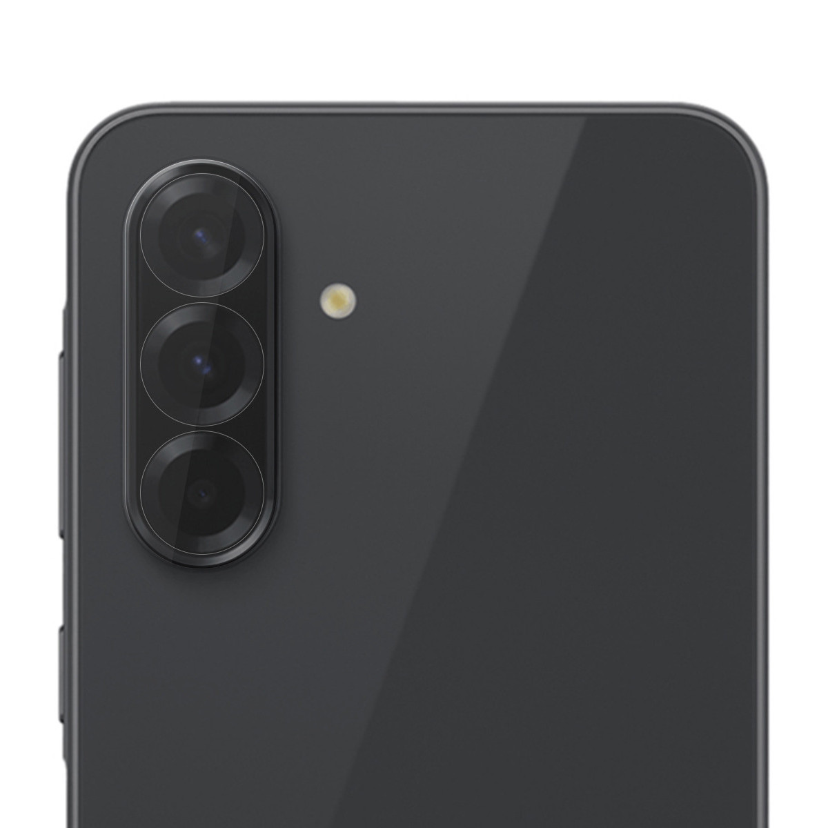 Primer plano de la parte trasera de un smartphone oscuro con triple cámara y flash.