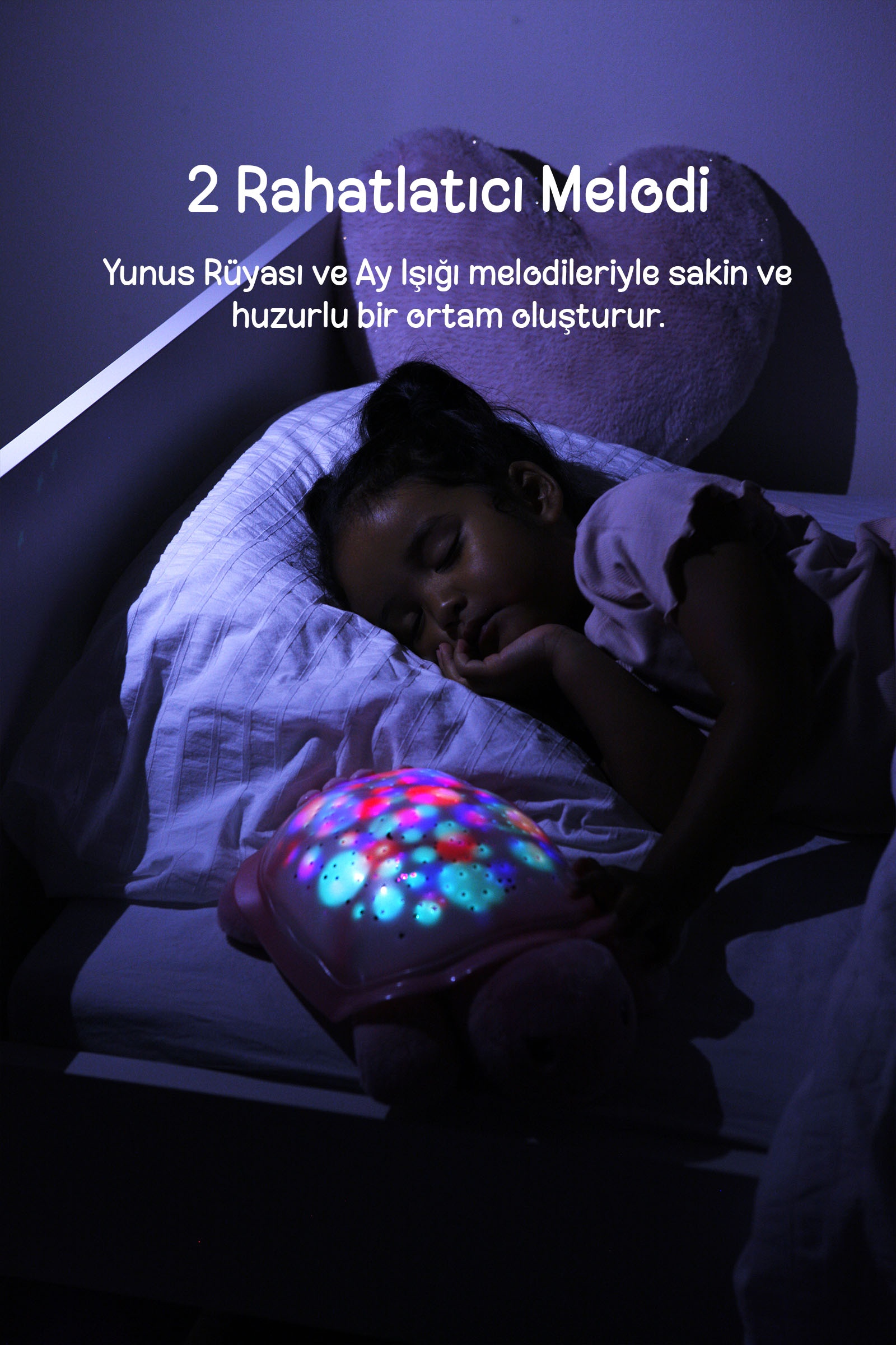 Bir çocuk yatakta huzurla uyuyor, renkli ve ışık veren kaplumbağa gece lambasına sarılıyor.