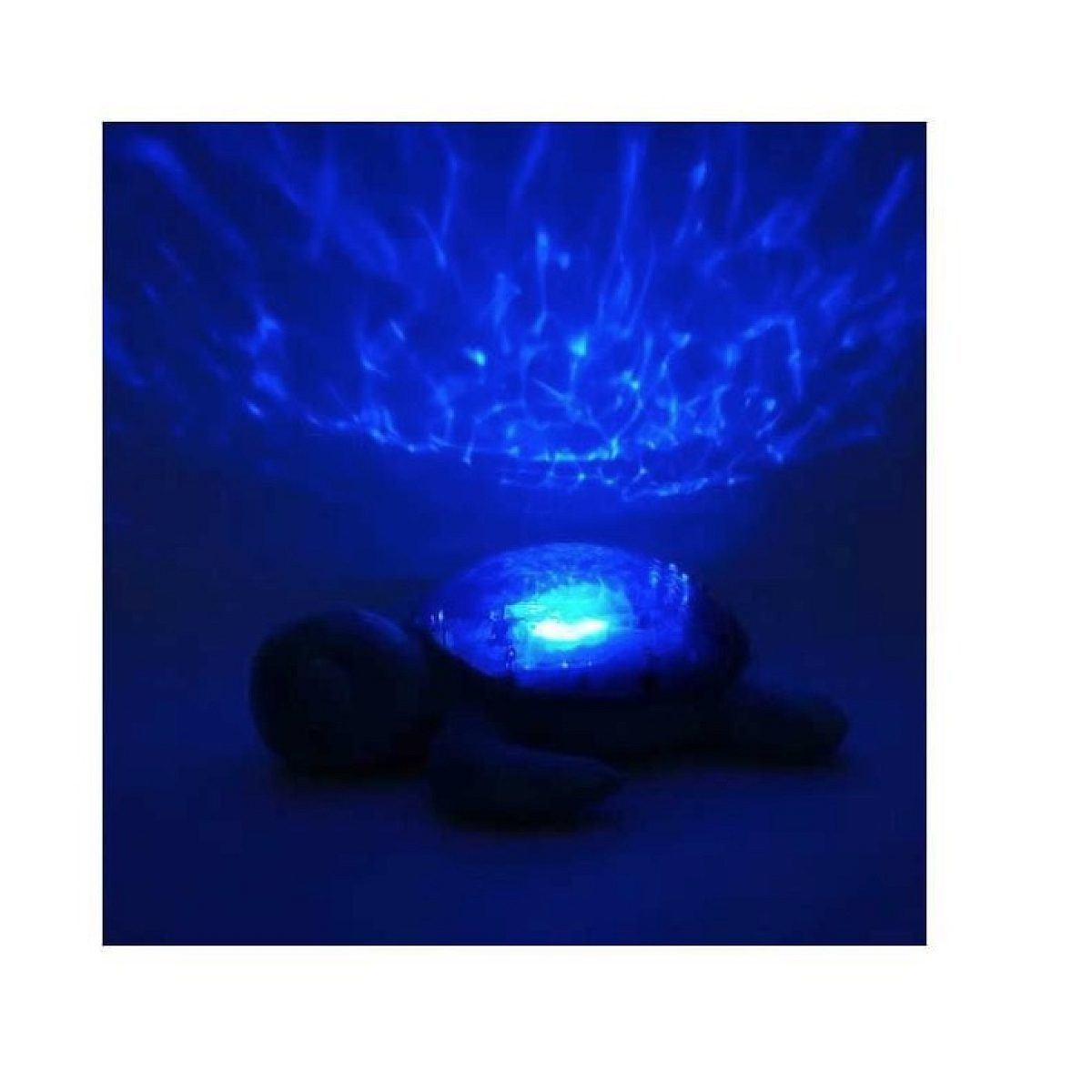 Ein Plüsch-Schildkröten-Nachtlicht projiziert blaue wellenartige Lichtmuster an die Decke.