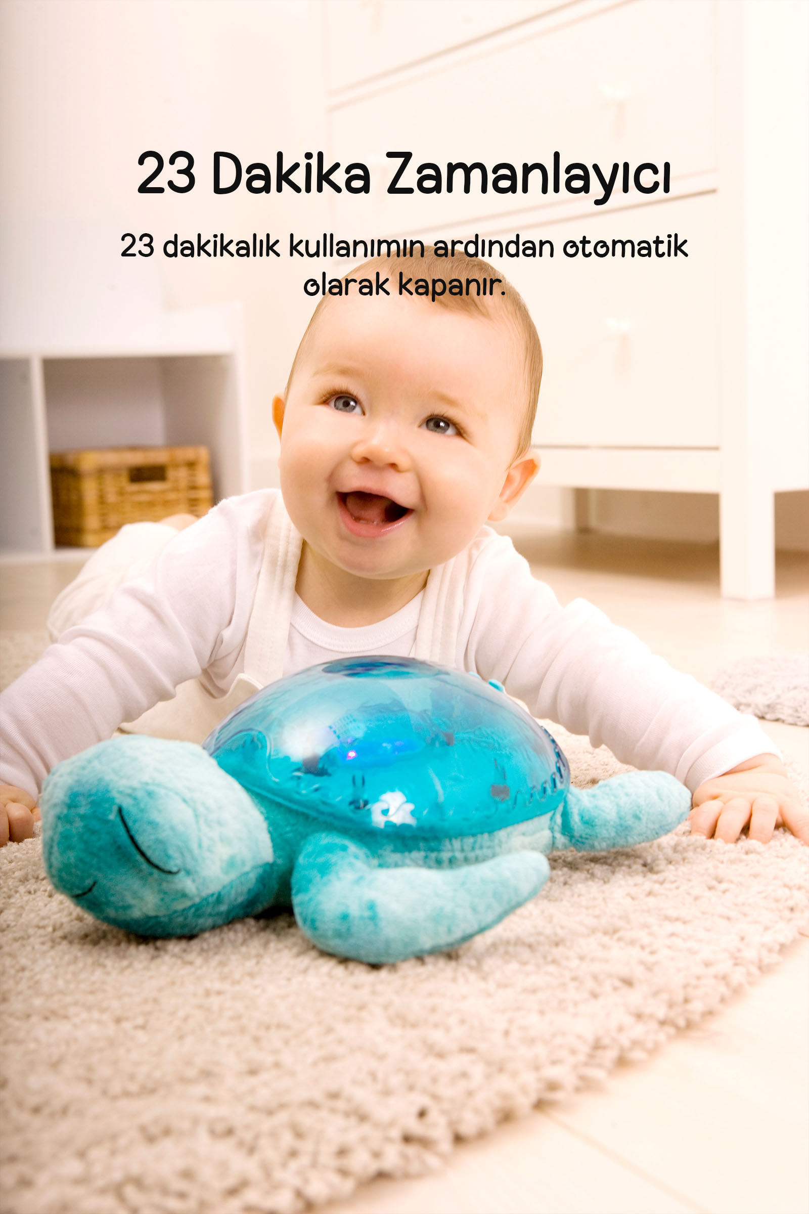 Mutlu bir bebek, zamanlayıcılı mavi kaplumbağa gece lambasının önünde halıda yatıyor.