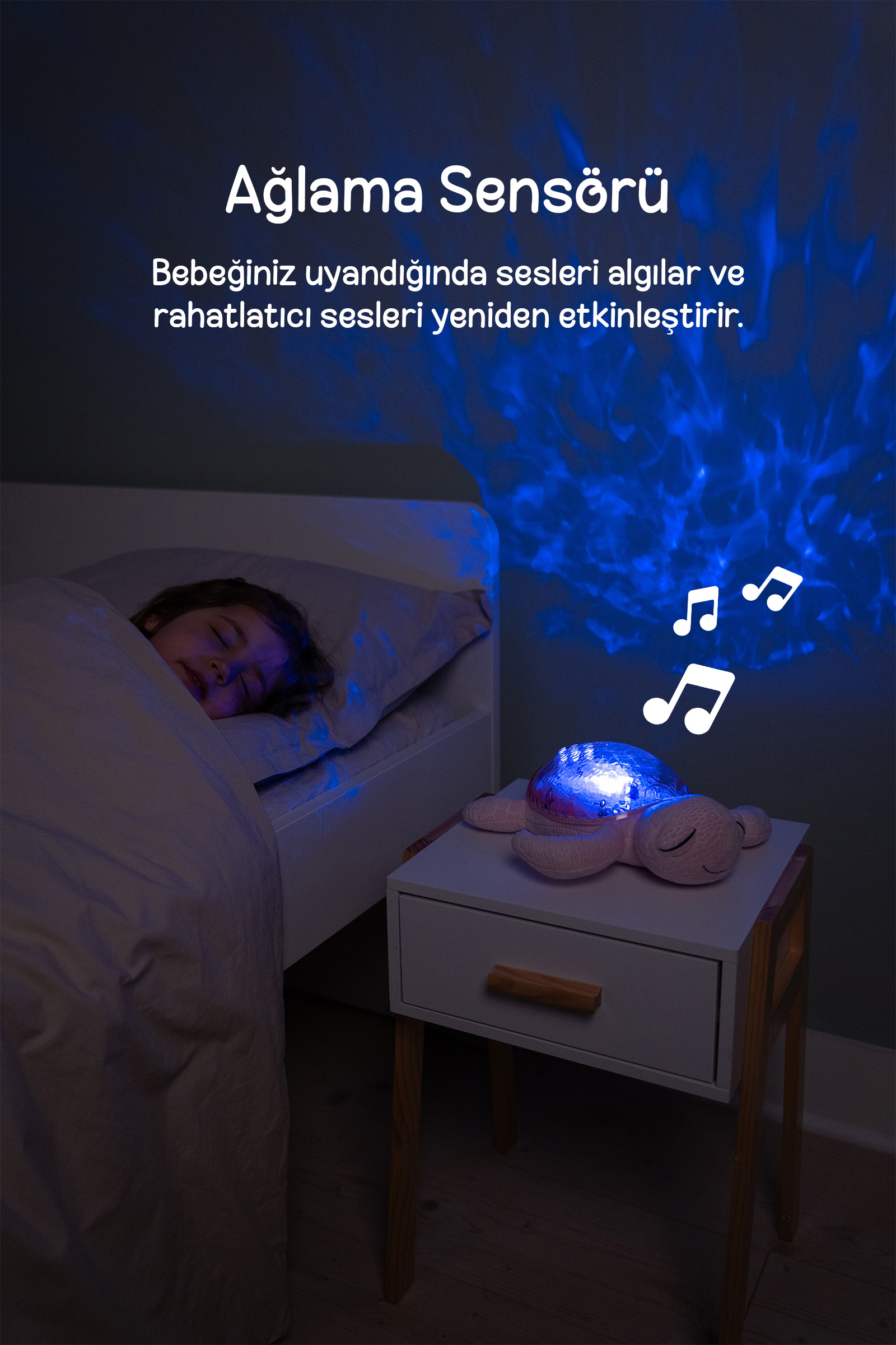 Yatakta uyuyan bir çocuk ve yanındaki komidinde mavi ışık ve müzik yayan kaplumbağa gece lambası.