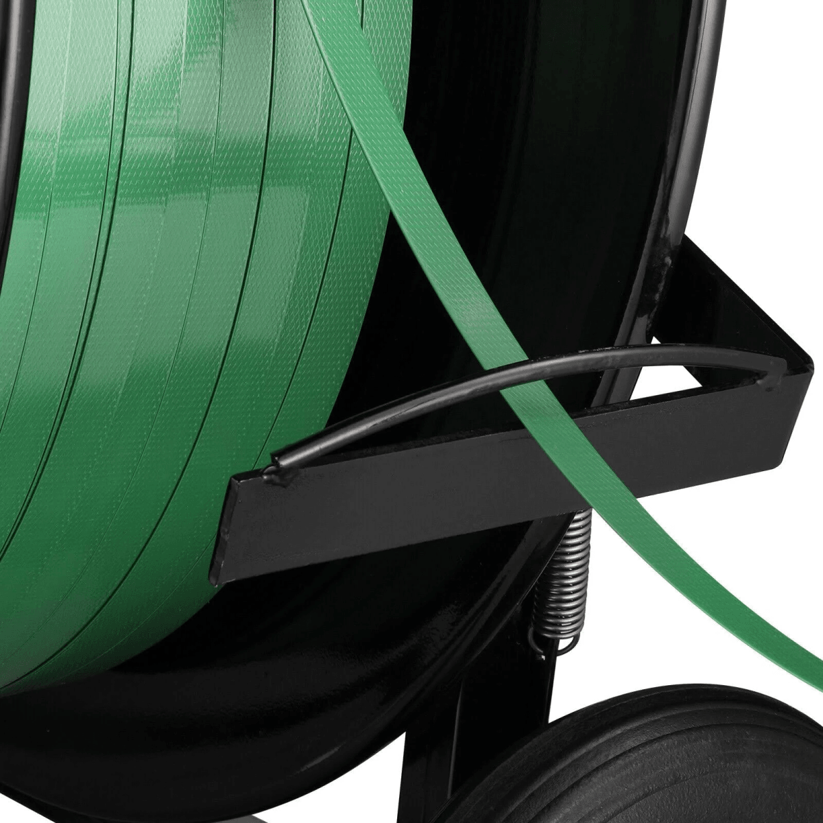 Un rollo grande de cinta de embalaje verde en un carro negro sobre fondo blanco.