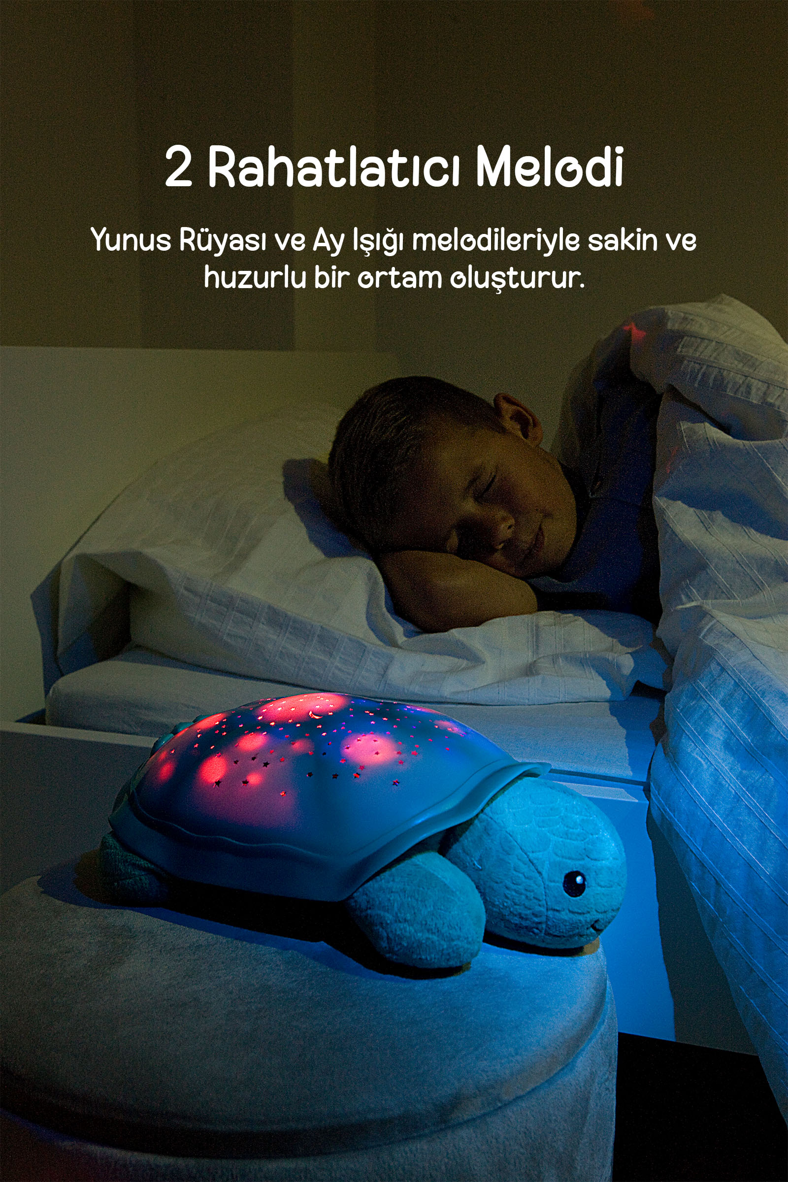 Bir çocuk yatakta uyurken kaplumbağa gece lambası kırmızı ışık yansıtıyor.