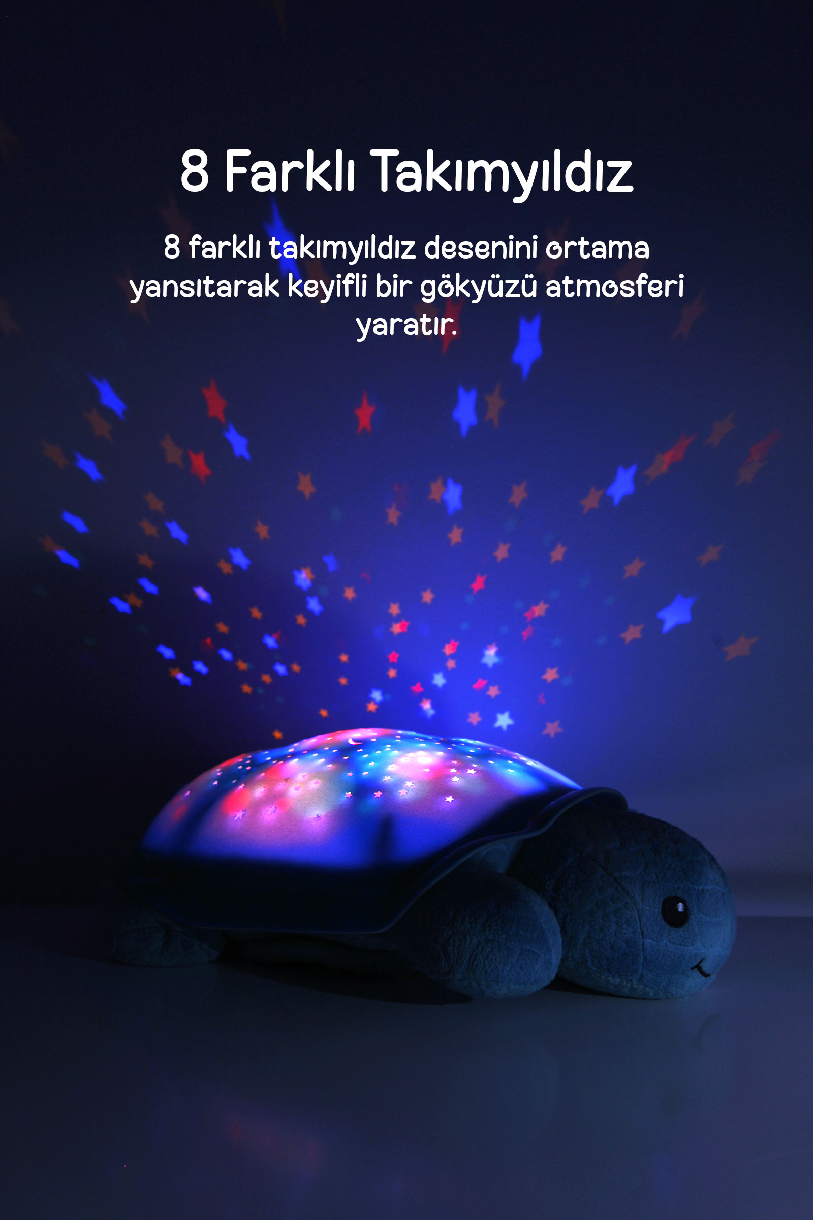 Peluş bir kaplumbağa duvara mavi ve kırmızı yıldızlar yansıtıyor.