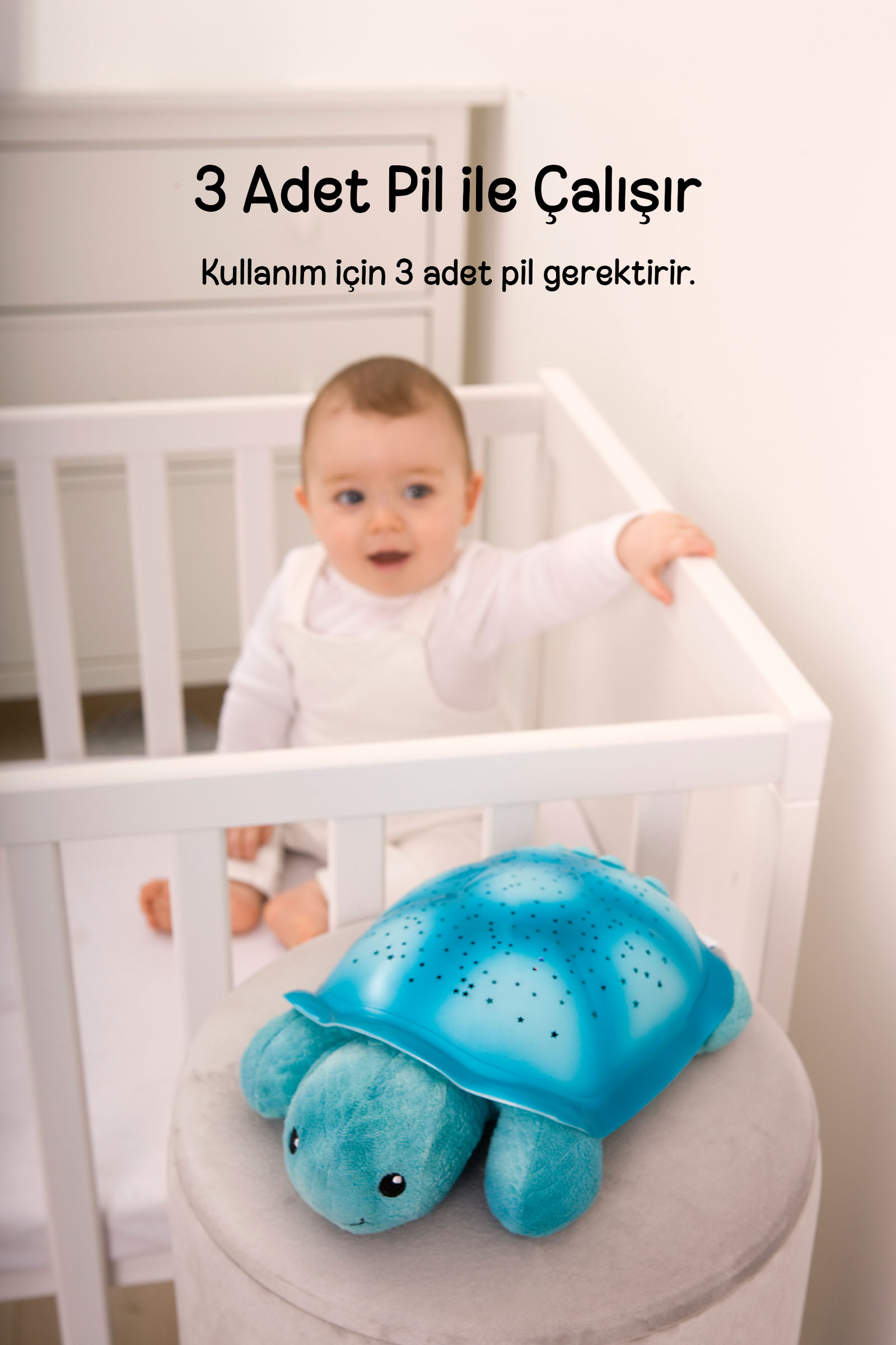 Arka planda bestikte bir bebek olan ve tabure üzerinde duran mavi bir kaplumbağa gece lambası.