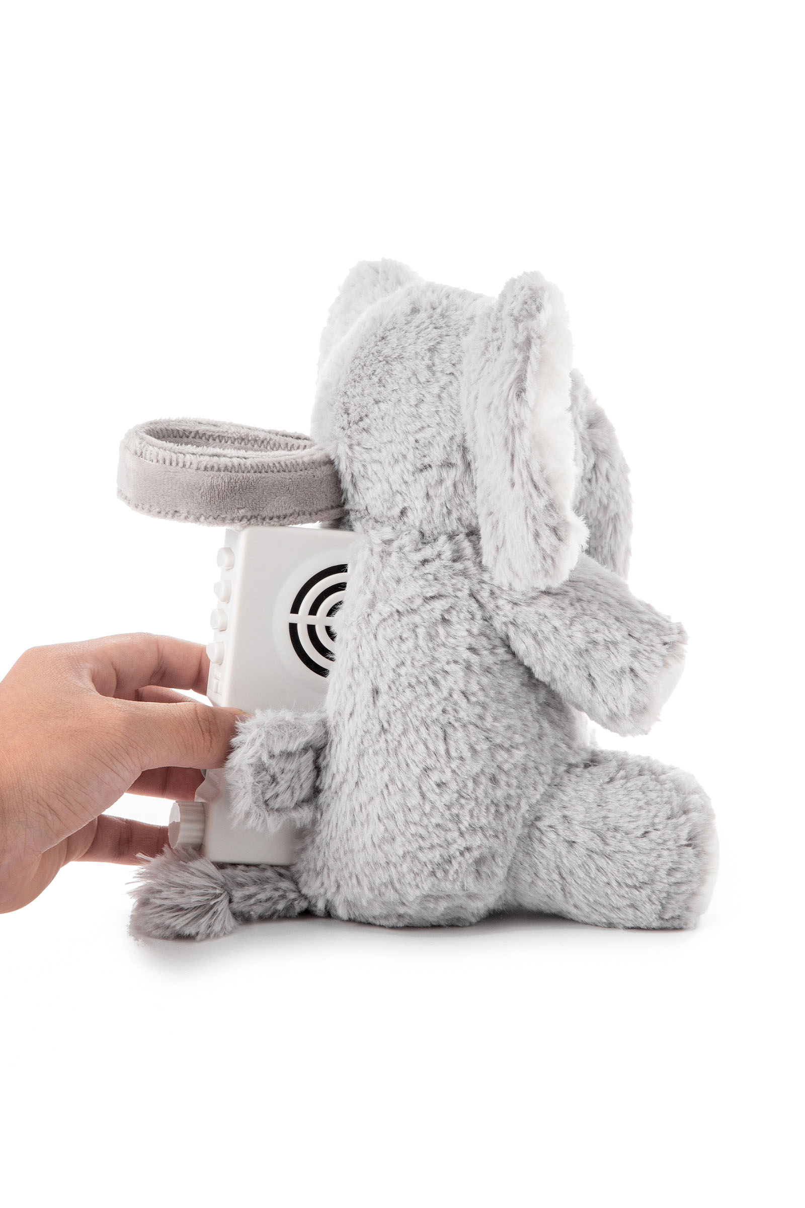 Bir el, gri peluş bir file entegre edilmiş beyaz bir müzik çalar tutuyor.