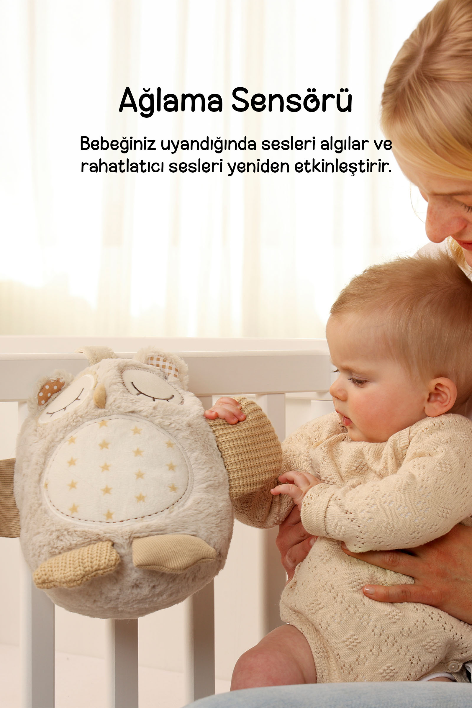 Yazıların bulunduğu görselde bir kadın, pelüş baykuşa dokunan bebeği tutuyor.