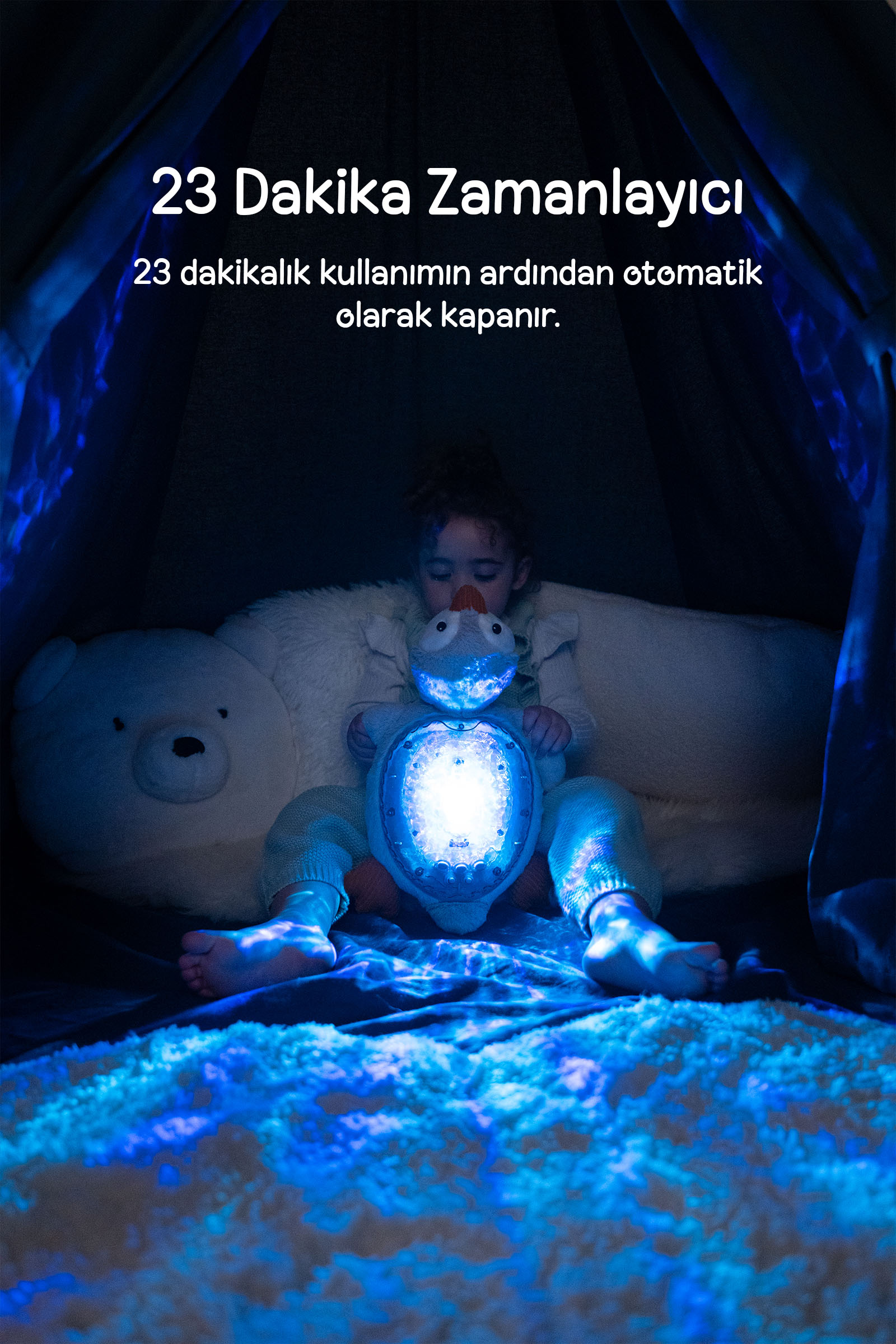 Karanlık bir çadırda çocuk mavi yanan peluş oyuncağı tutuyor. Otomatik kapanma hakkında Türkçe yazı.