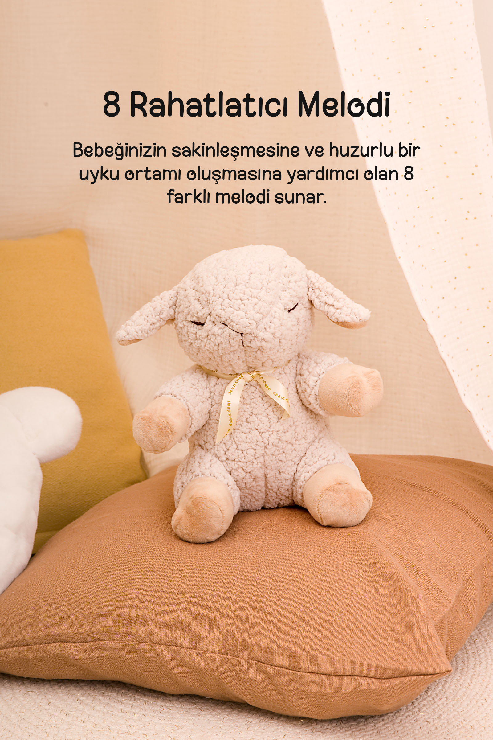 Kahverengi yastıkta oturan peluş koyun ve üzerinde rahatlatıcı melodiler yazısı.