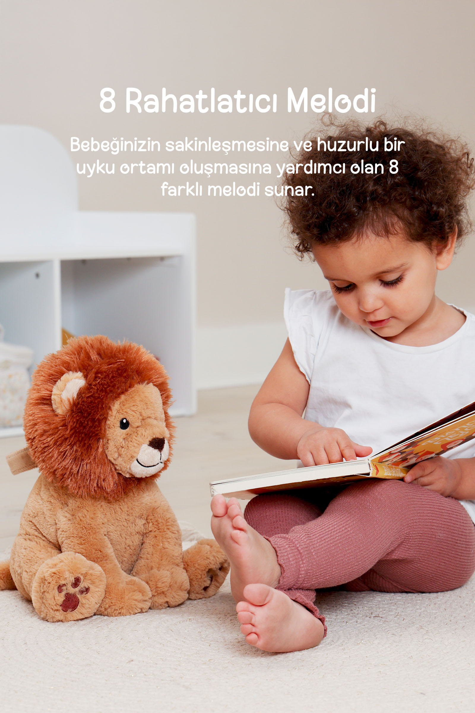 Halیدe oturan çocuk peluş aslanla kitap okuyor, üzerinde yazılar var.