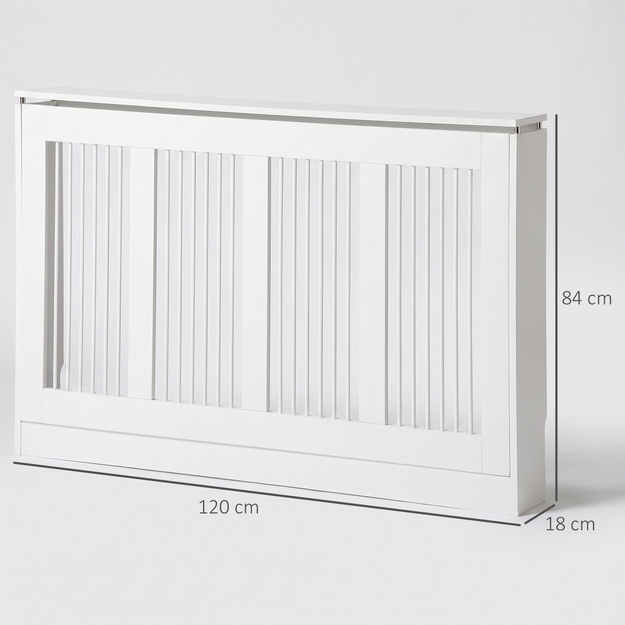 Un cubrerradiador de madera blanca con lamas verticales, de 120 cm de ancho, 84 cm de alto y 18 cm de profundidad.