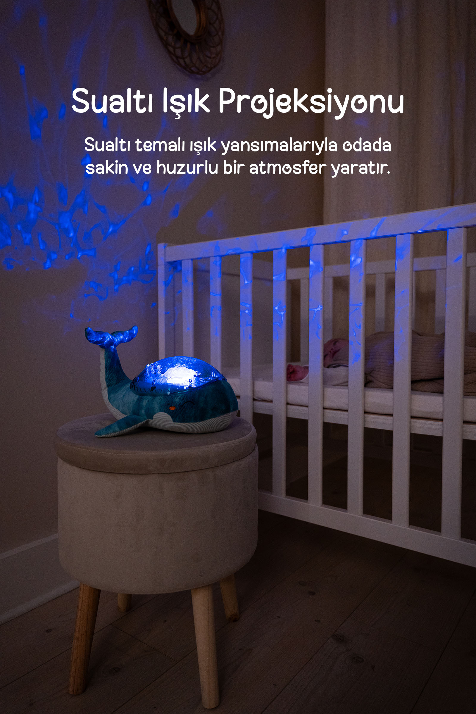 Tabure üzerindeki balina gece lambası odada sakinleştirici mavi ışık yayıyor.